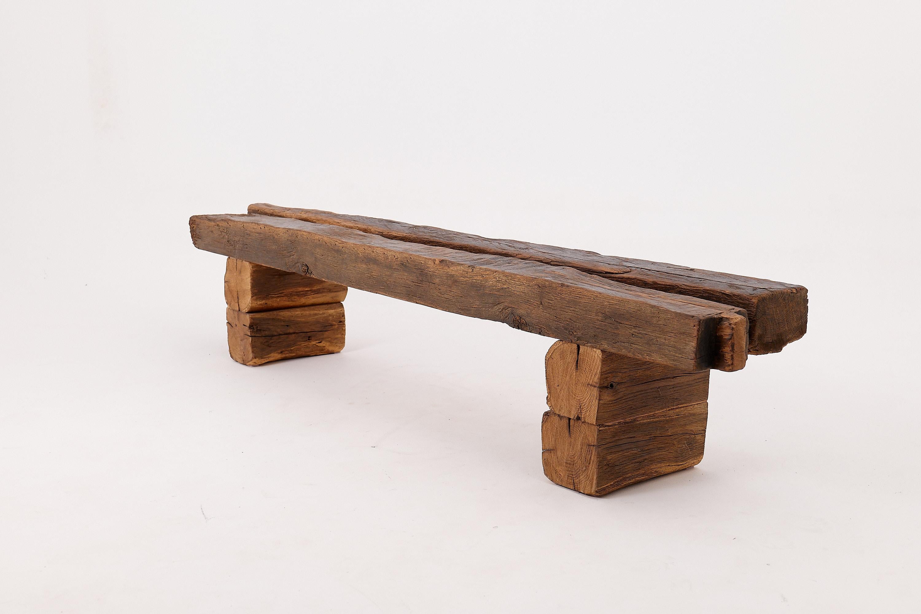 Sculpté XXL Banc brutaliste en bois de chêne recyclé, naturel et écologique, Logniture en vente