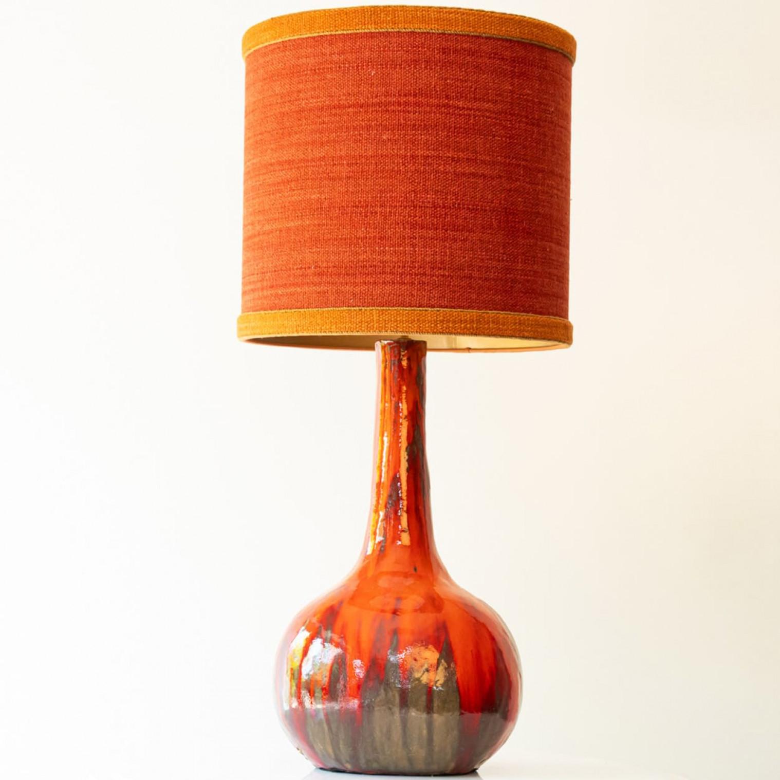 Lámpara de pie de cerámica de gran calidad, años 70.

Esta base de lámpara aporta una elegancia juguetona y un rico atractivo visual a cualquier interior. Con su bella forma, ofrece una presencia única.

Esta base con pantallas brillantes flameadas