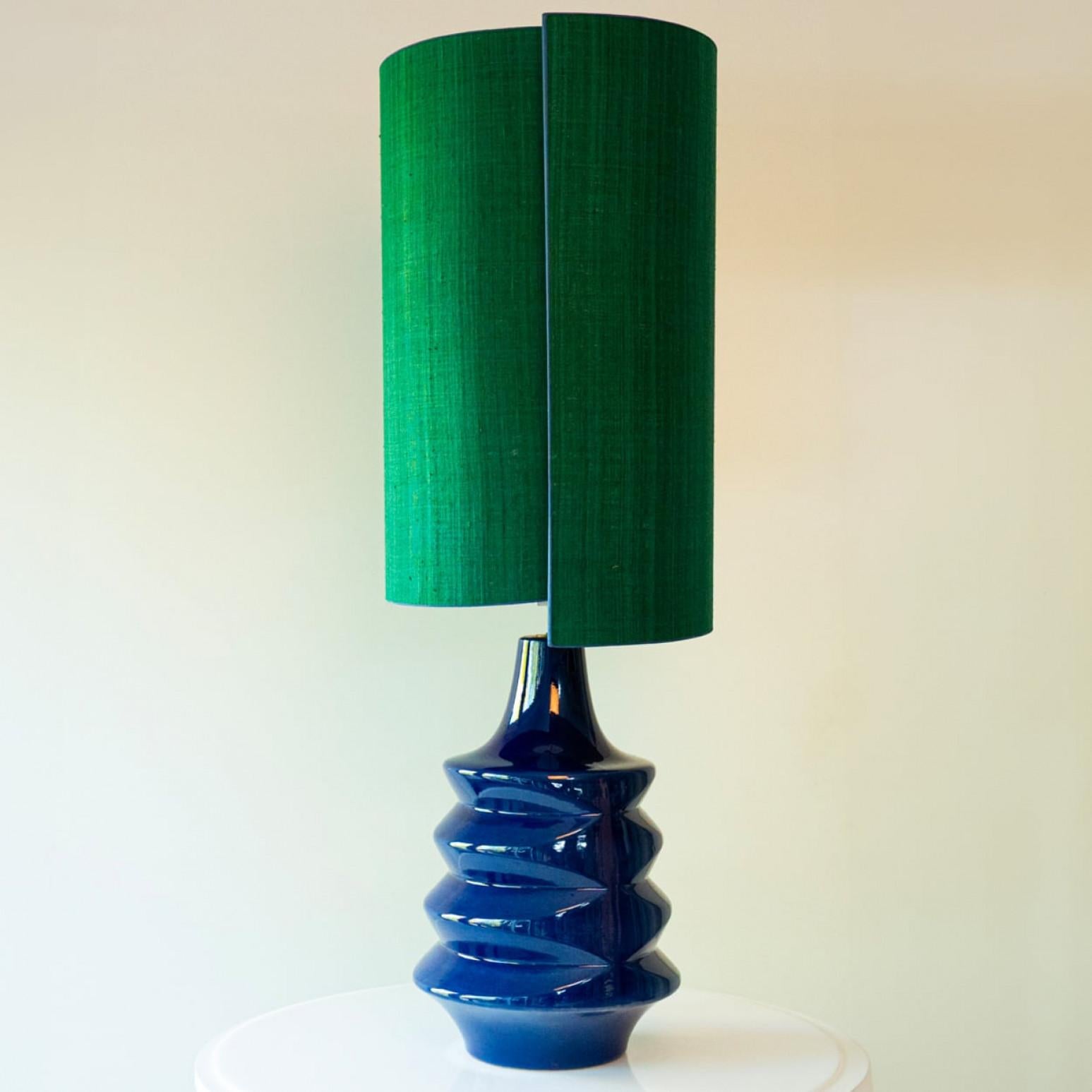 XXL Lámpara de sobremesa de cerámica azul zafiro, pantalla de R. Houben, 1970 en venta 1