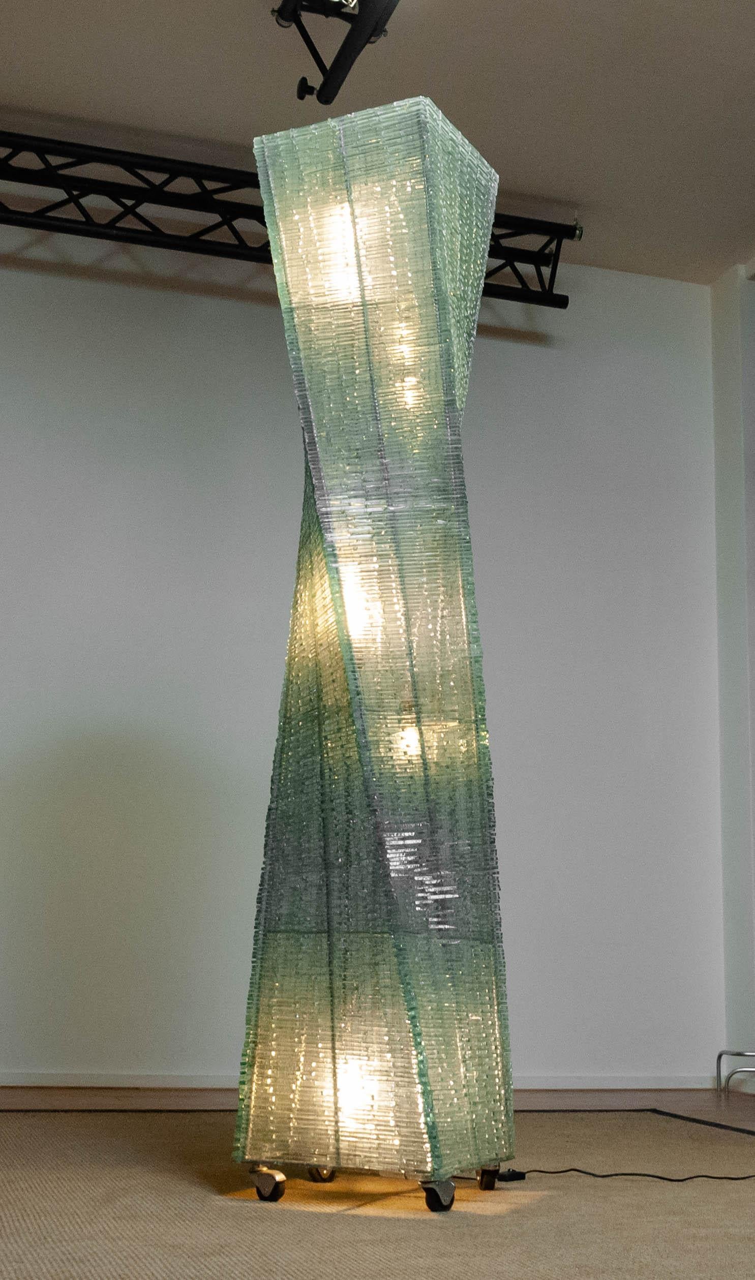 Belga Lampada da terra scultorea XXL in vetro ritorto su ruote, Europa, anni '70 in vendita