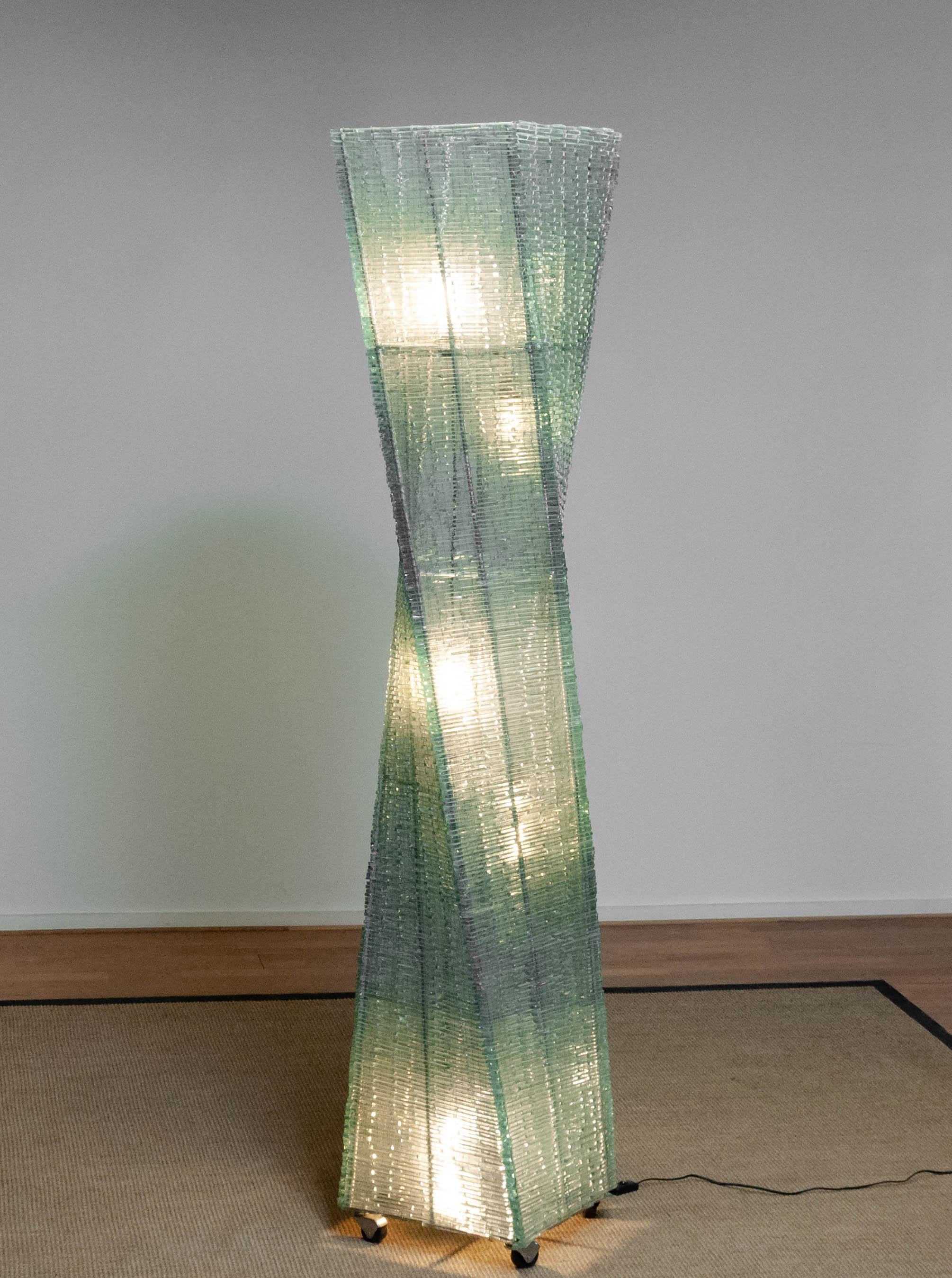 Lampada da terra scultorea XXL in vetro ritorto su ruote, Europa, anni '70 In condizioni buone in vendita a Silvolde, Gelderland