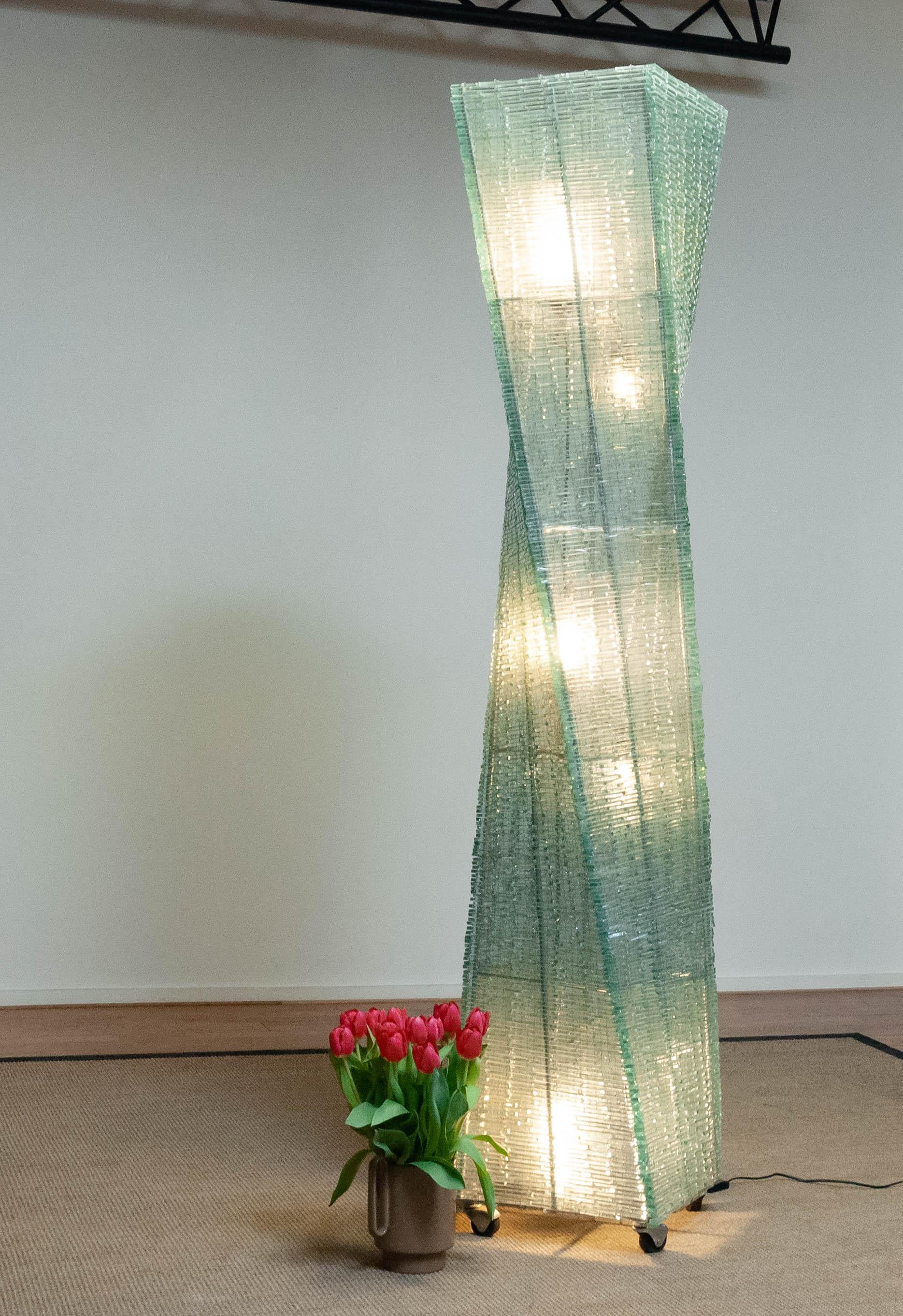 Lampada da terra scultorea XXL in vetro ritorto su ruote, Europa, anni '70 in vendita 1