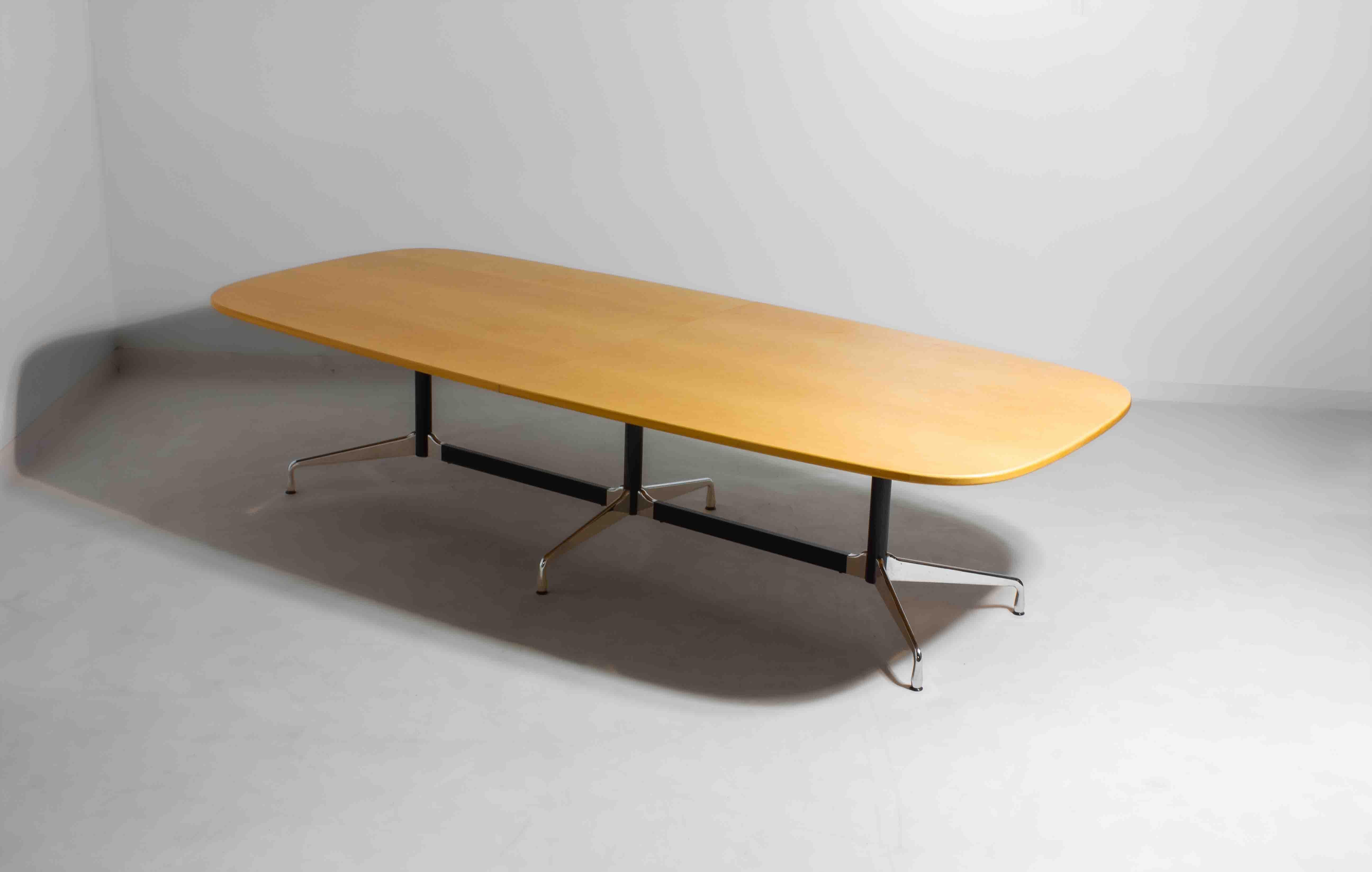 XXL segmented Eames conference or dining table im Zustand „Gut“ im Angebot in Antwerpen, VAN