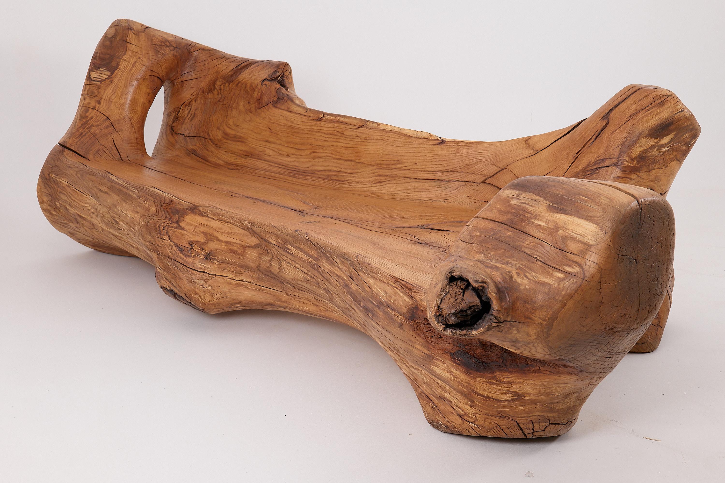 Banco XXL de madera maciza tallada con forma orgánica en bruto para interior y exterior, muebles de madera Siglo XXI y contemporáneo en venta