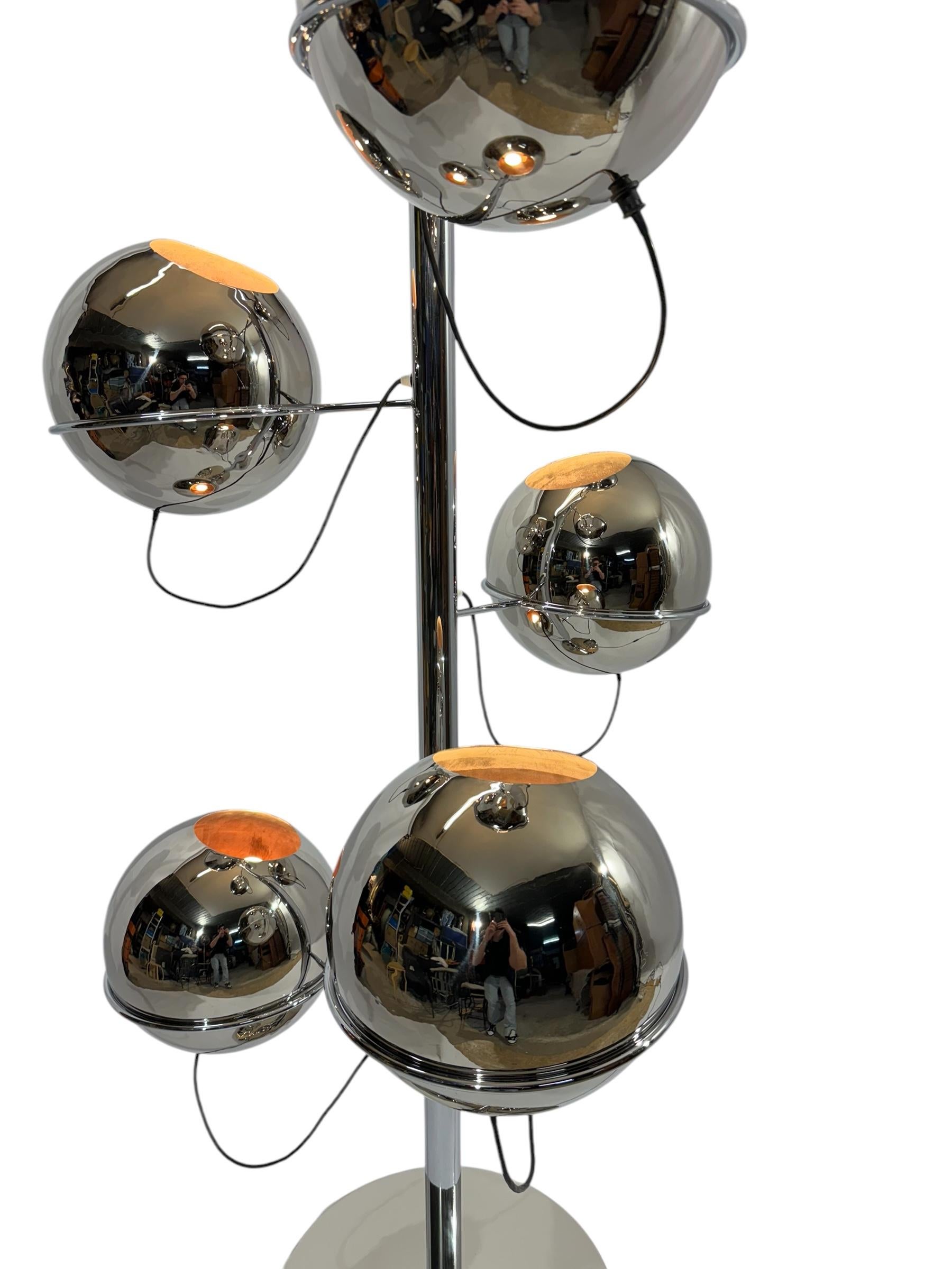 Mid-Century Modern Lampadaire XXL de l'ère Space en cuivre nickelé - Pièce emblématique des années 1960 en vente