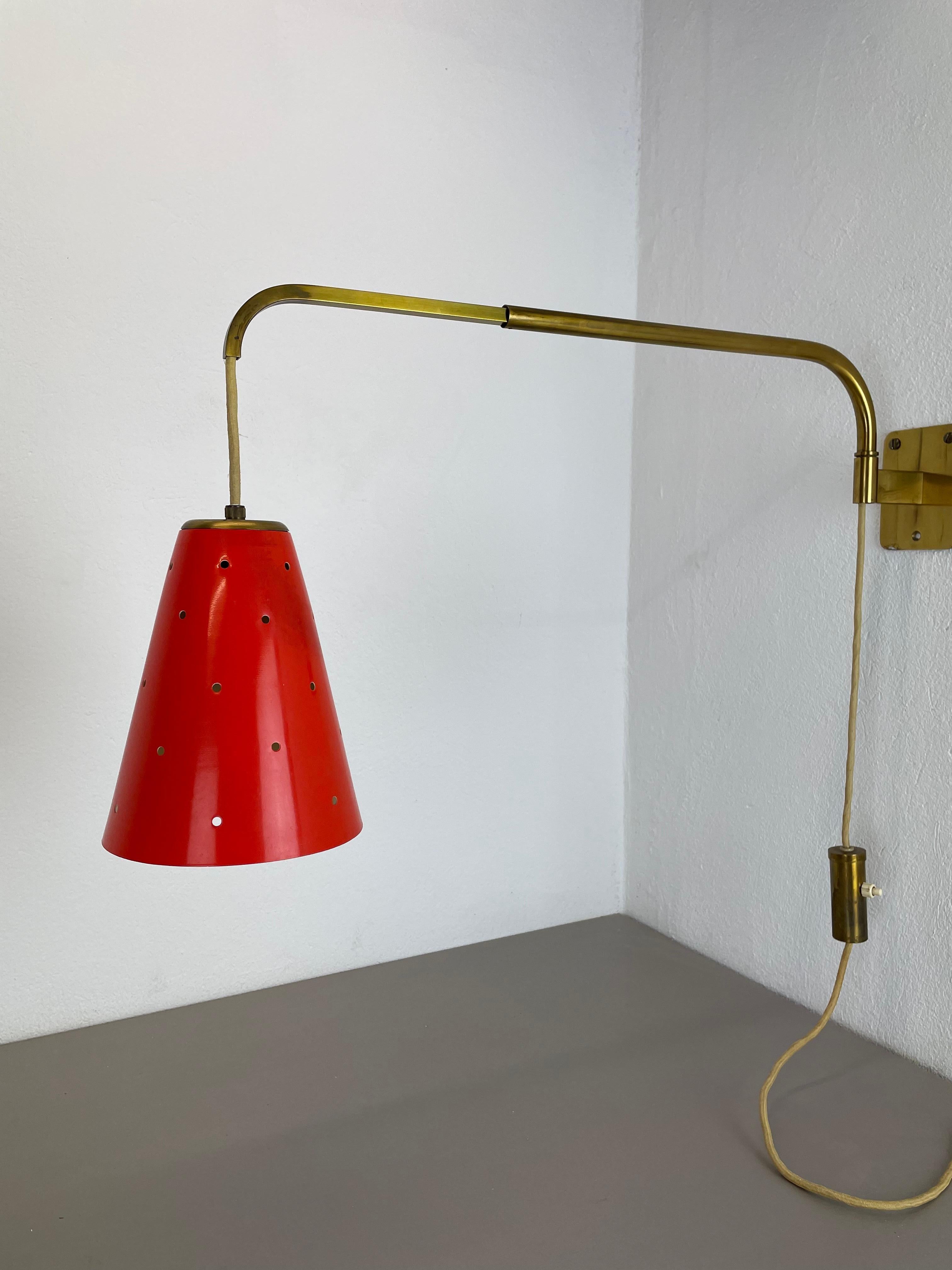 Mid-Century Modern XXL Stilnovo Sarfatti Style Red Counter Weight Brass Wall Light Italy, 1950s For Sale