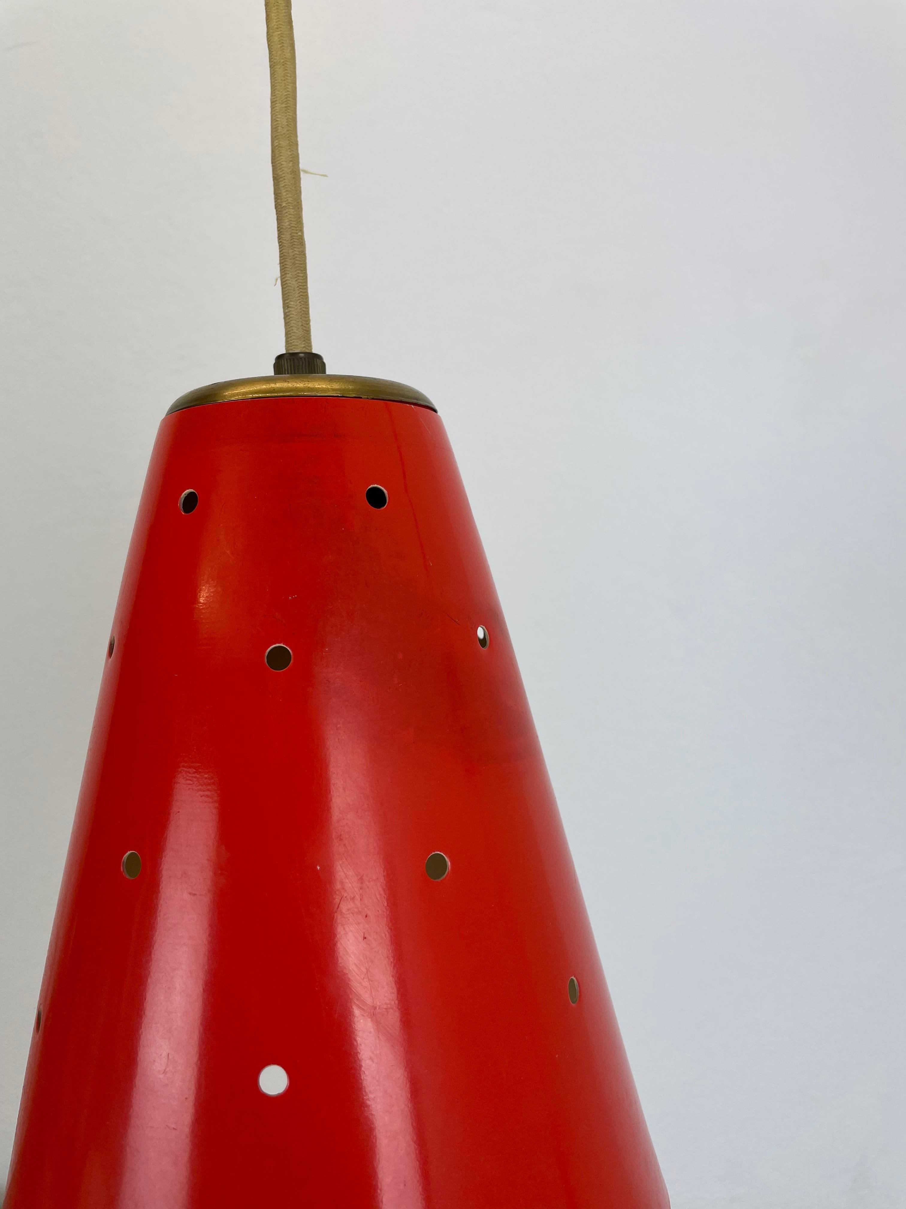 XXL Stilnovo Sarfatti Style Red Counter Weight Brass Wall Light Italy, 1950s In Good Condition For Sale In Kirchlengern, DE