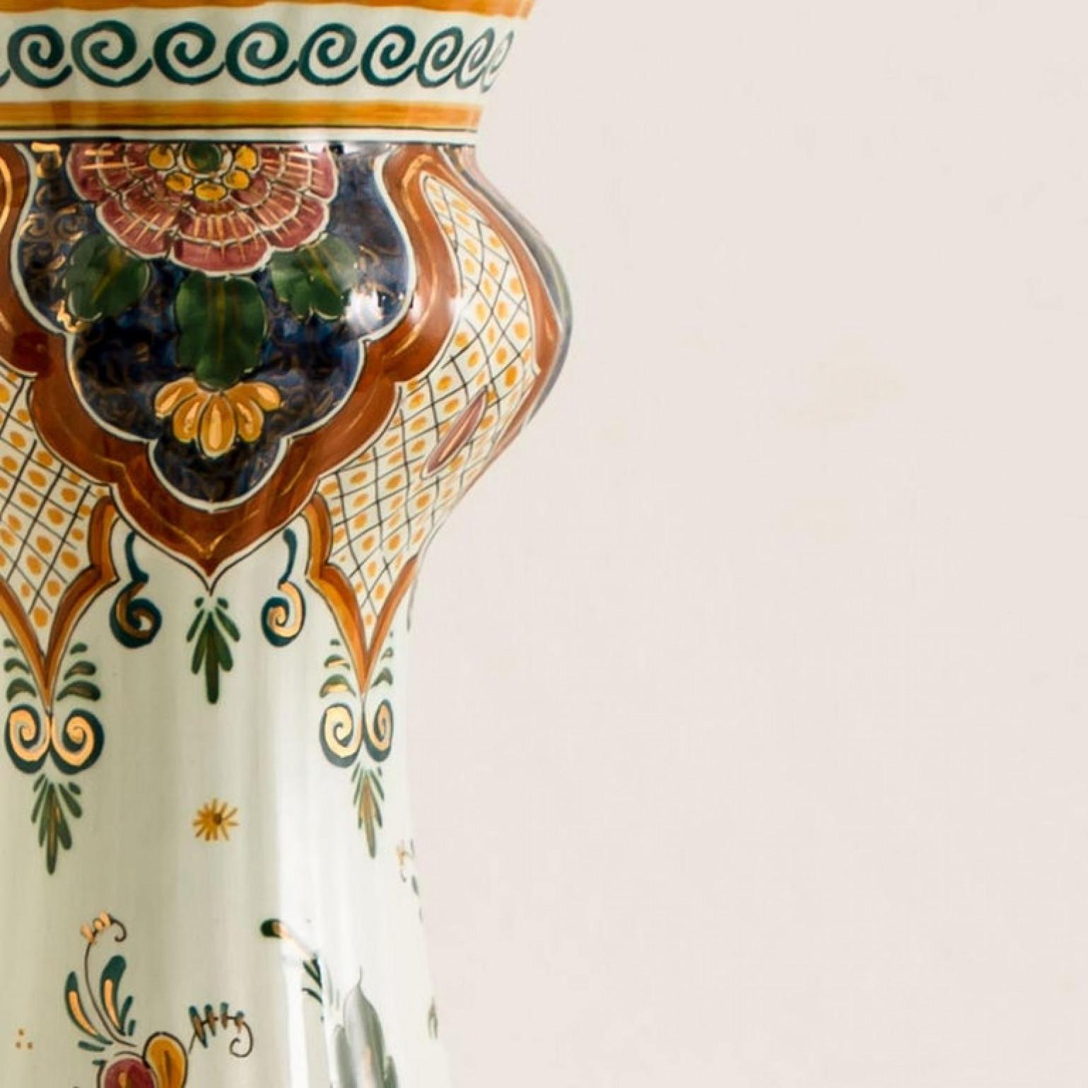 Diese außergewöhnliche, große, polychrome Delft-Keramik-Deckellampe (als Lampe umfunktionierte Vase) ist sowohl durch ihre Form als auch durch ihr handgemaltes, farbenfrohes Muster elegant. Das um 1930 hergestellte Polychrome Delft besticht durch