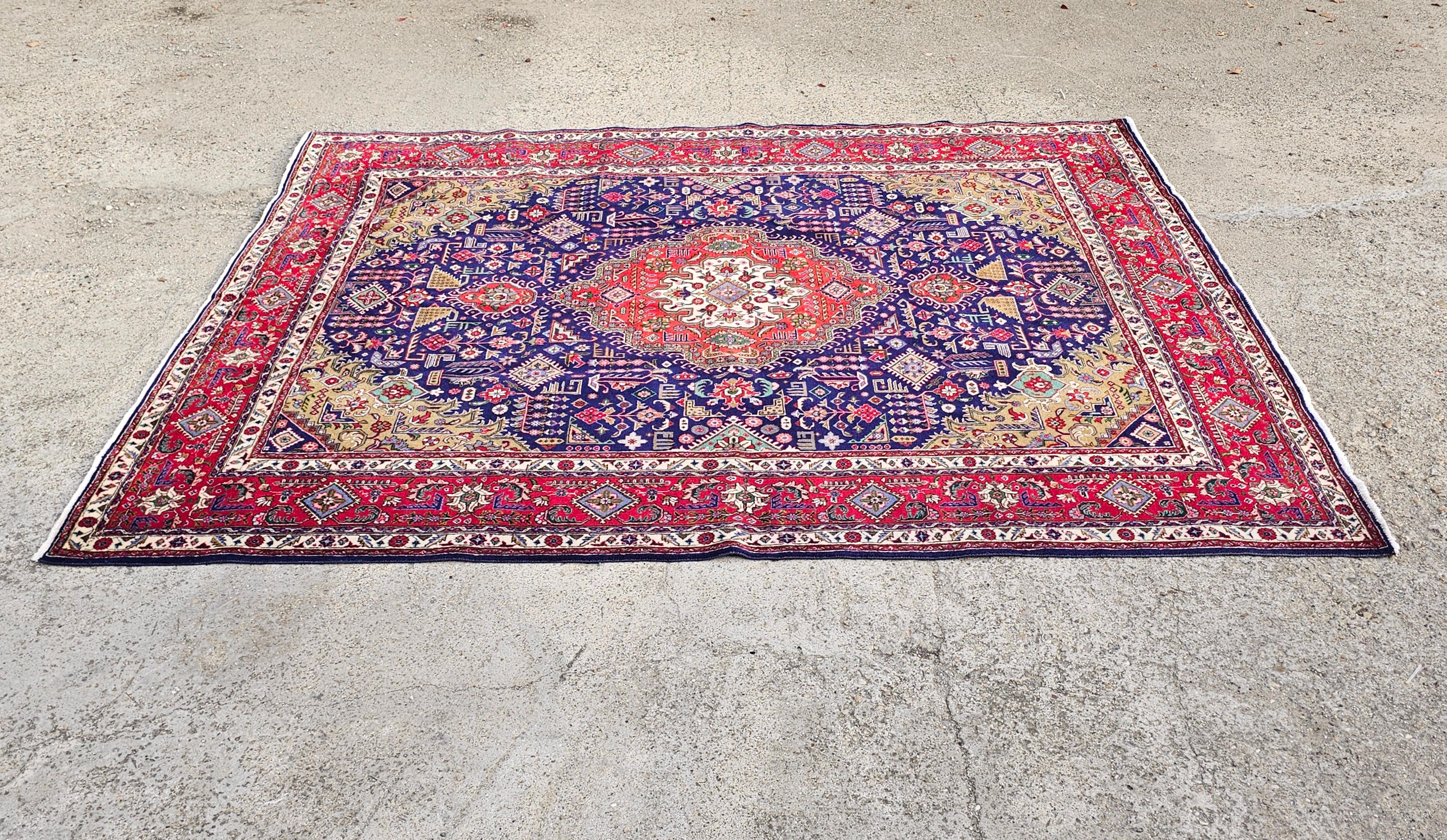 Vous trouverez dans cette annonce un très grand tapis persan Tabriz noué à la main, réalisé en 100% laine. Ce tapis rectangulaire est parfait pour les grands espaces qui ont besoin d'une touche de couleurs vives. Fabriqué au Pakistan dans les années