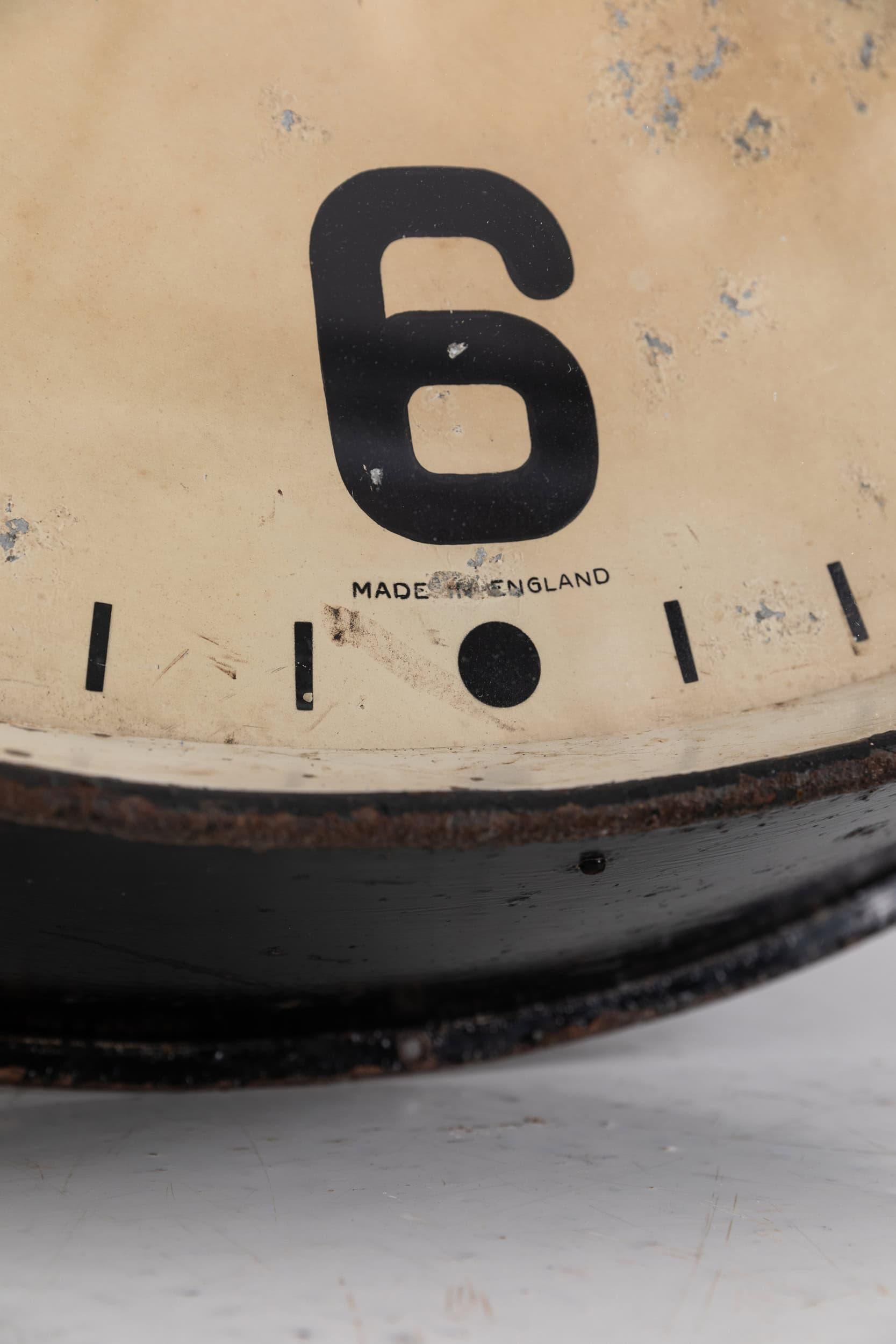 Un enorme e imponente reloj industrial de pared de 36