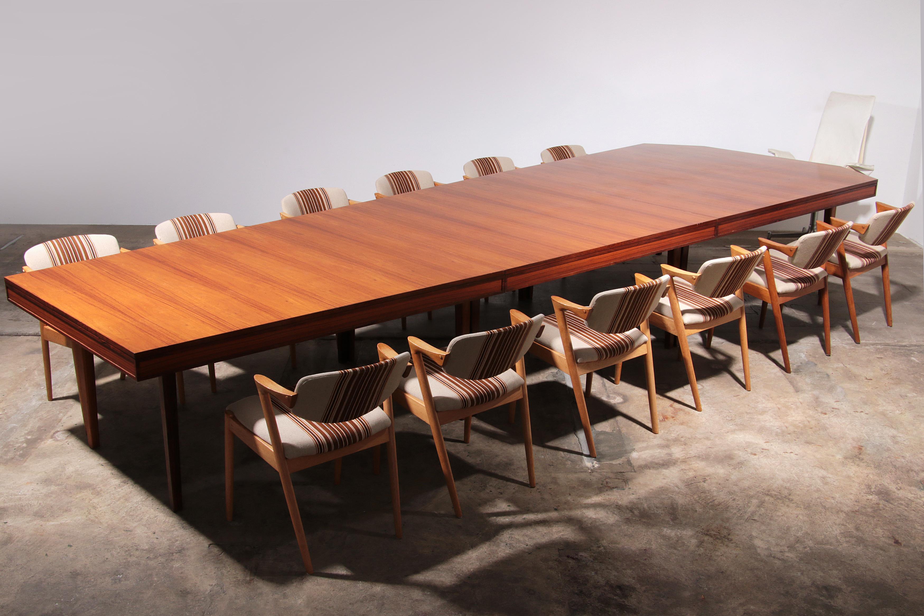Table de conférence vintage XXL en teck du milieu du siècle dernier en vente 5