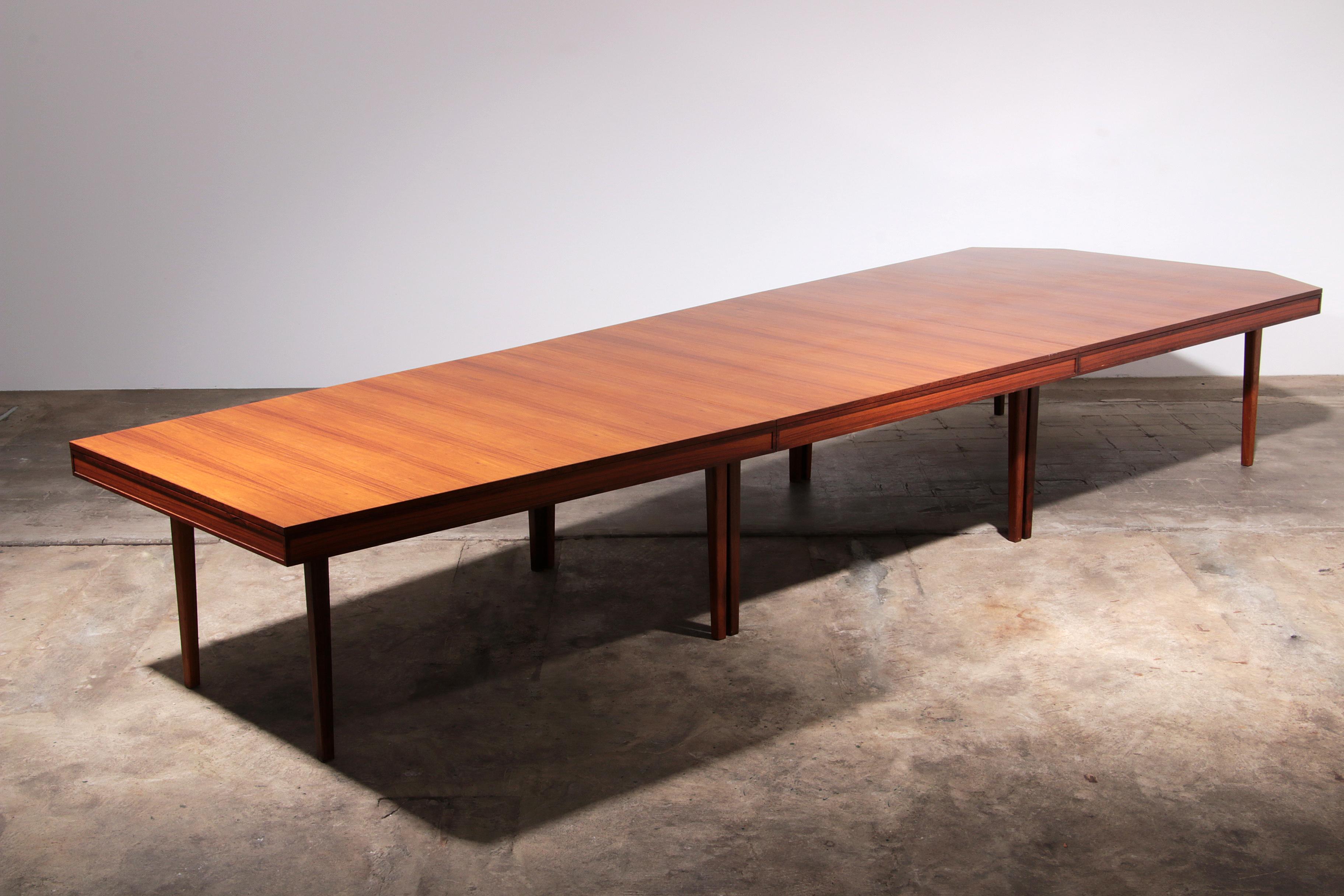 Table de conférence vintage XXL en teck du milieu du siècle dernier en vente 6