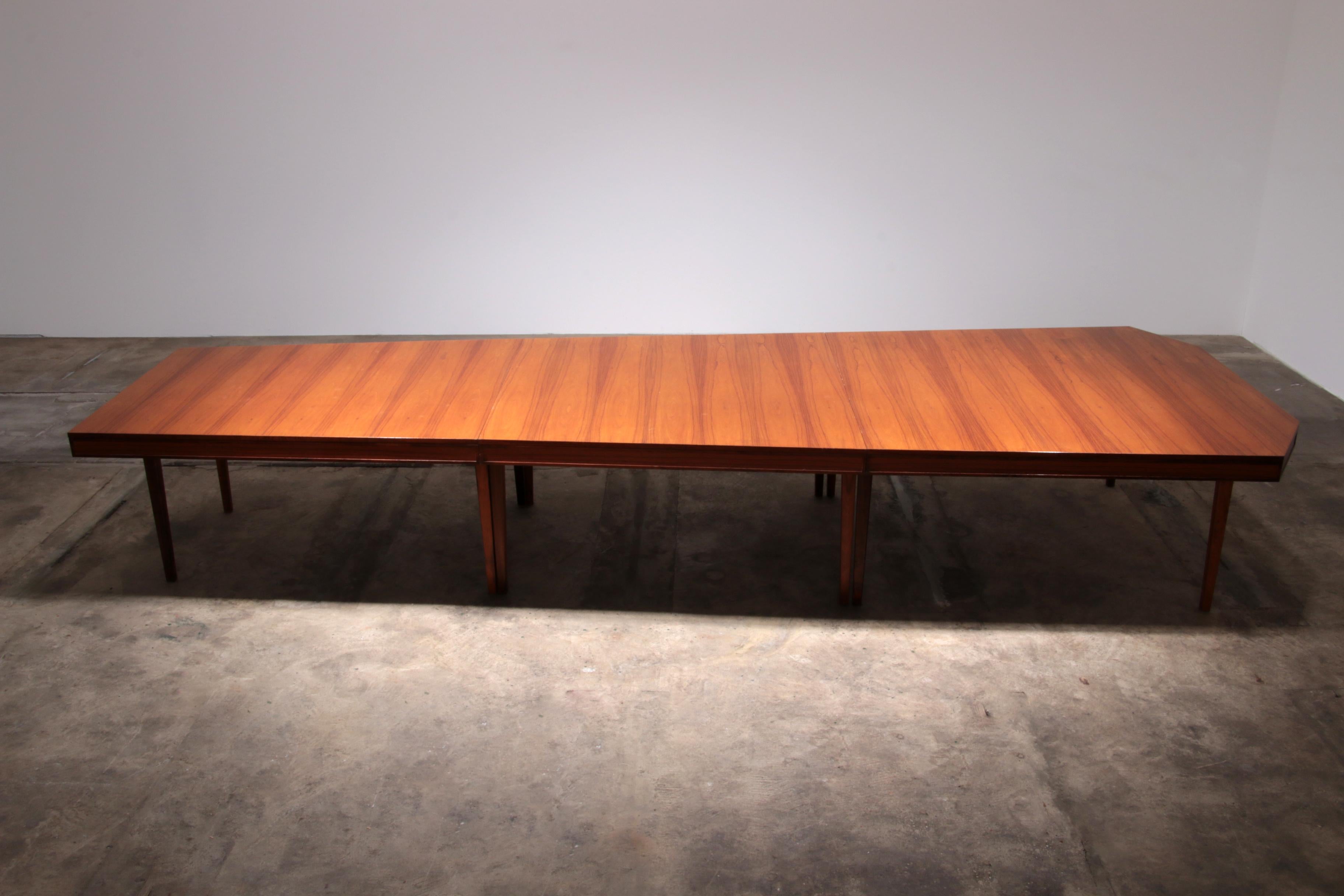 Suédois Table de conférence vintage XXL en teck du milieu du siècle dernier en vente