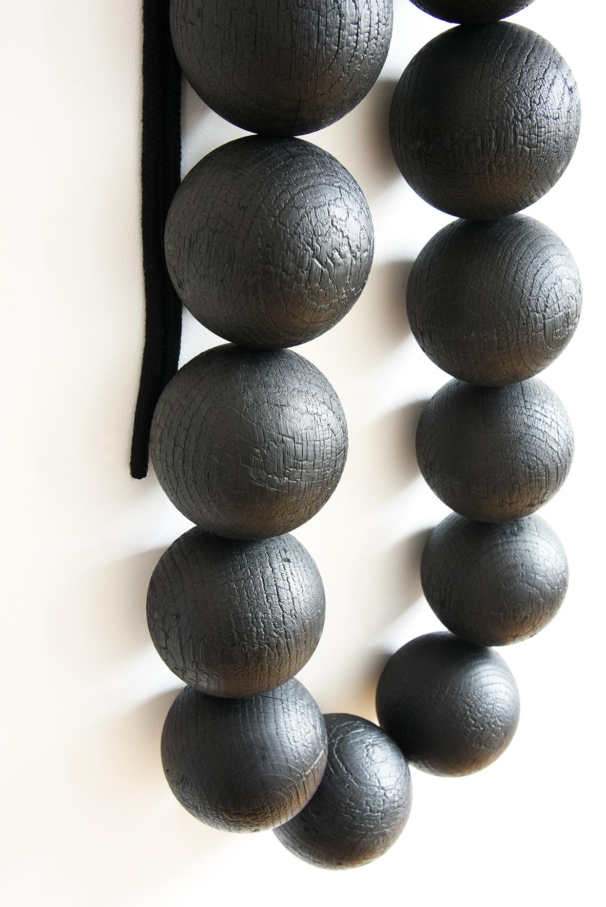 Francese Collana da parete XXL in legno bruciato shou-sugi-ban - Creazione Sébastien KRIER in vendita