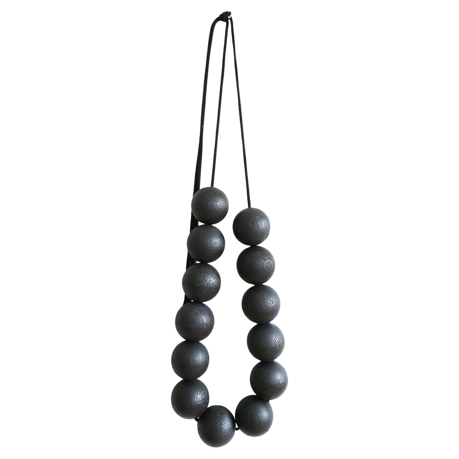 Collier mural XXL en bois brûlé shou-sugi-ban - Création Sébastien KRIER