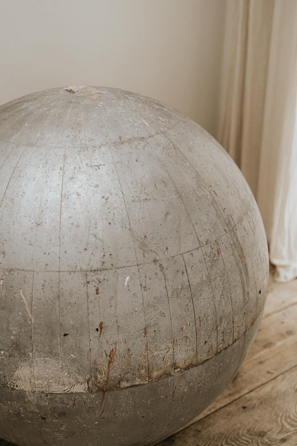 Quirky object this extra wooden ball, 115 cm in diameter!
conversation piece.