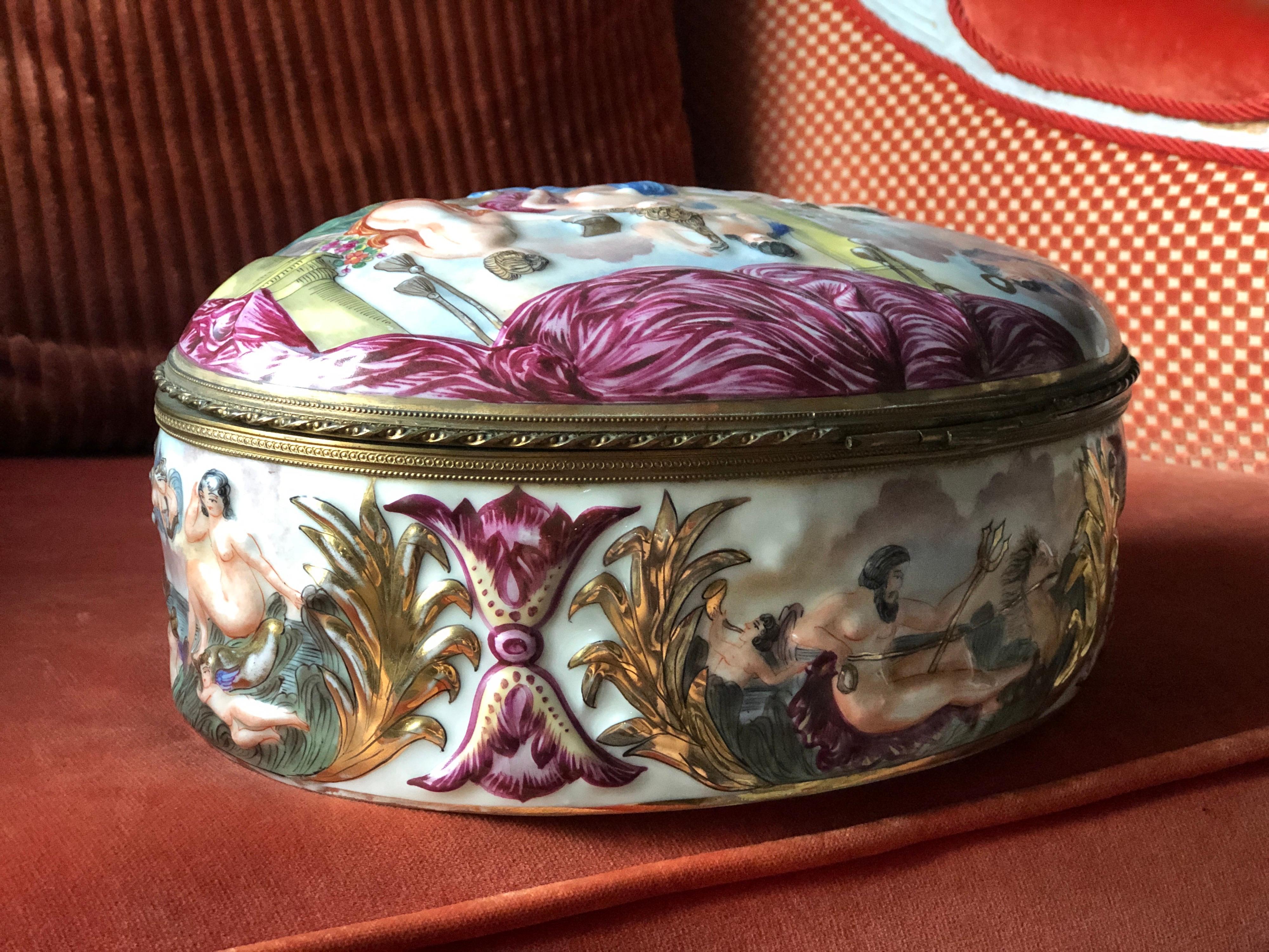 20th Century XXth Century Antique Italian Porcelain Box Capodimonte Richly Decorated For Sale
