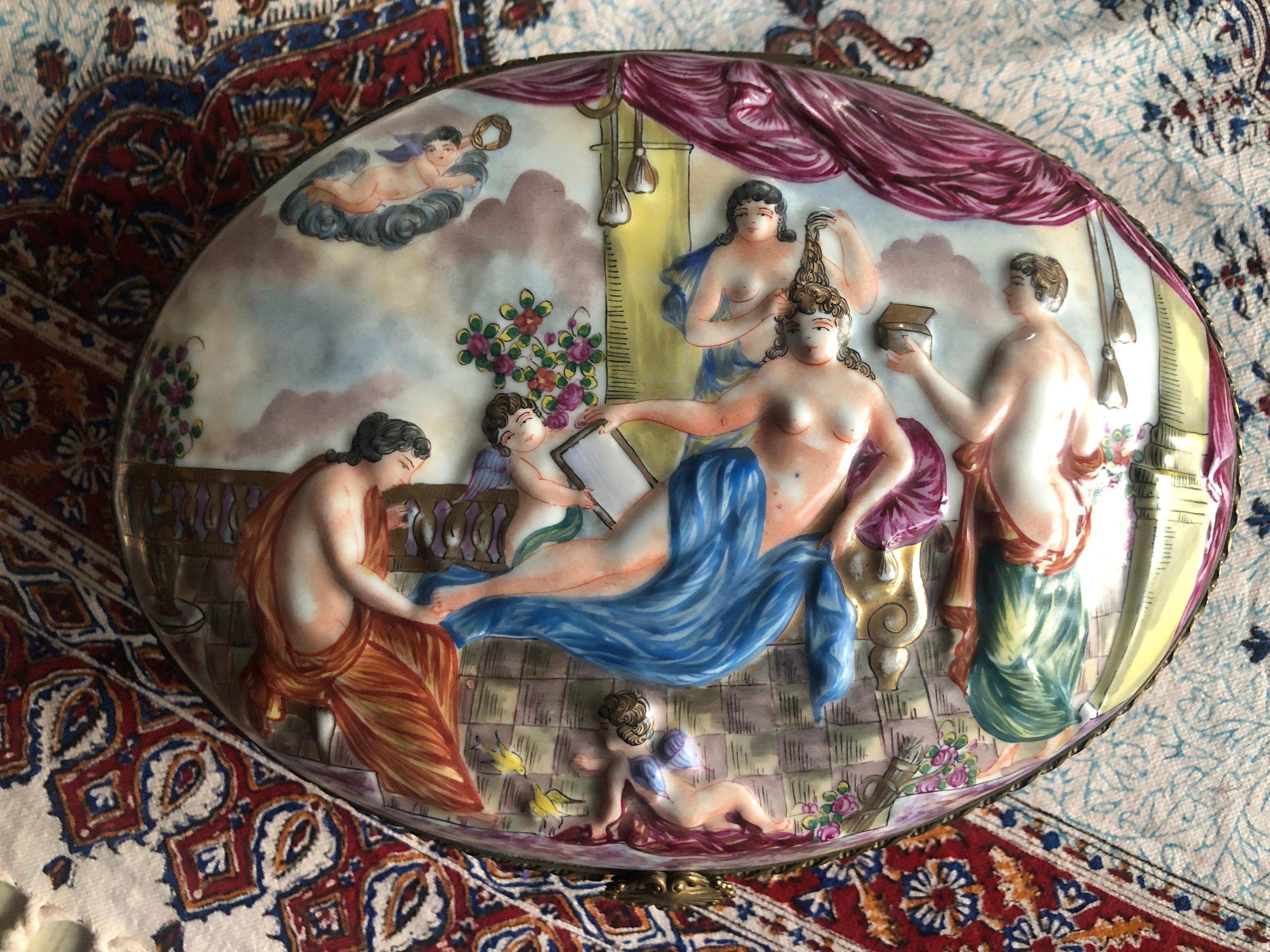 Porcelaine Boîte en porcelaine italienne antique du XXe siècle richement décorée de Capodimonte en vente