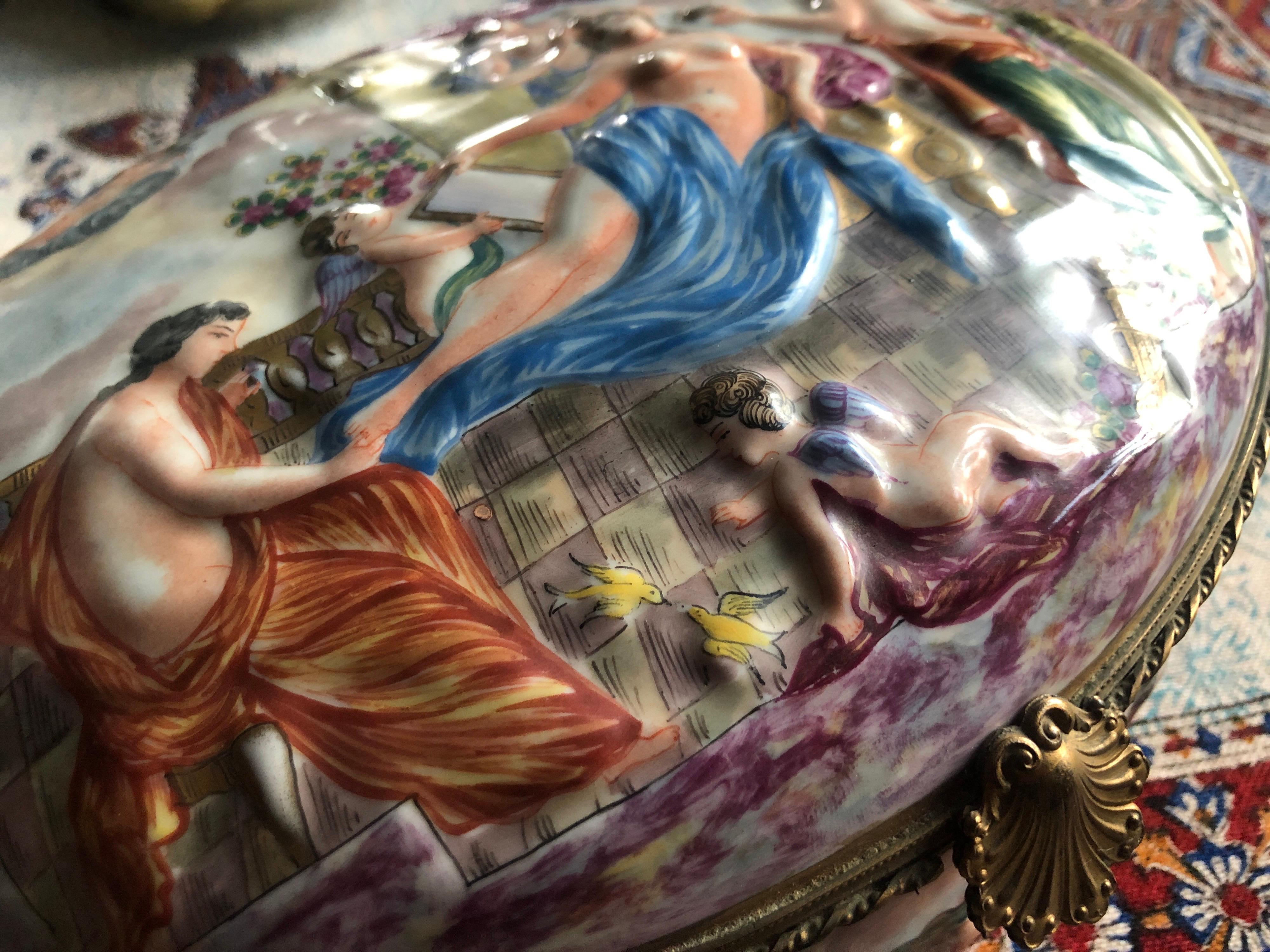 Boîte en porcelaine italienne antique du XXe siècle richement décorée de Capodimonte en vente 1