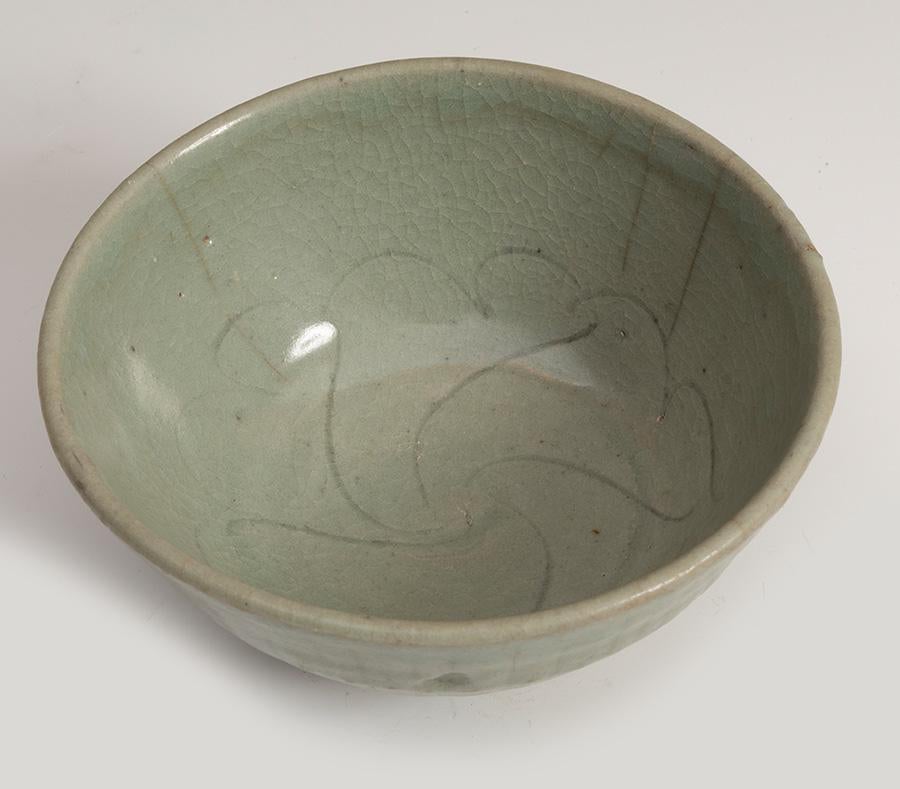 Arco de arroz chino de porcelana celadón del siglo XX, al estilo de la dinastía Song. El celadón o cerámica verde está esmaltada en color verde jade.

         