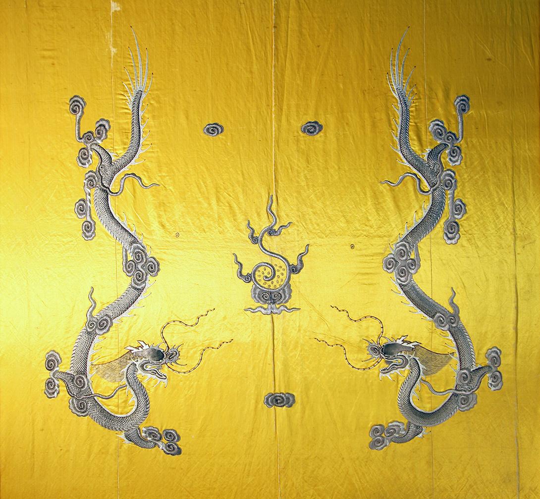 Chinese Export XX. th Century Chinese Silk Embroidered Whit Two Dragons and the Fireball For Sale