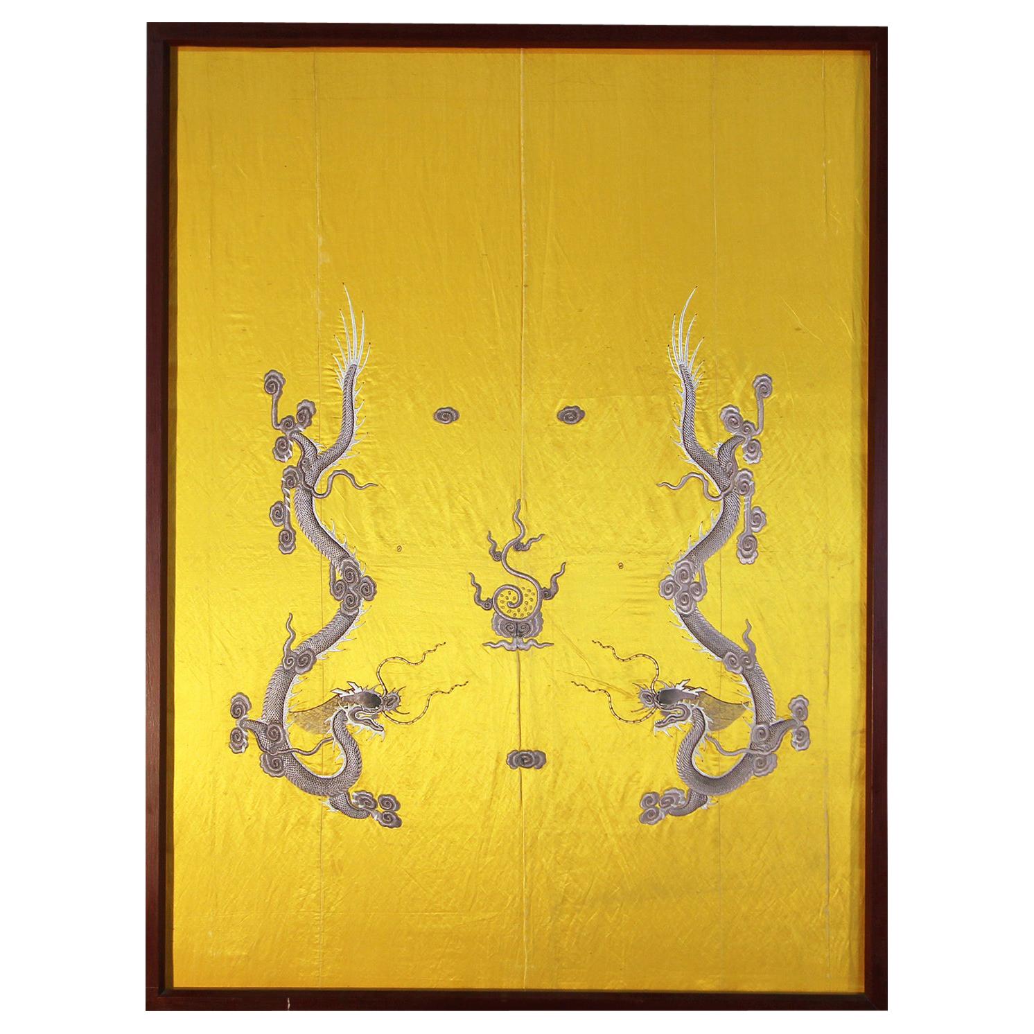XX. th Century Chinese Silk Embroidered Whit Two Dragons and the Fireball For Sale