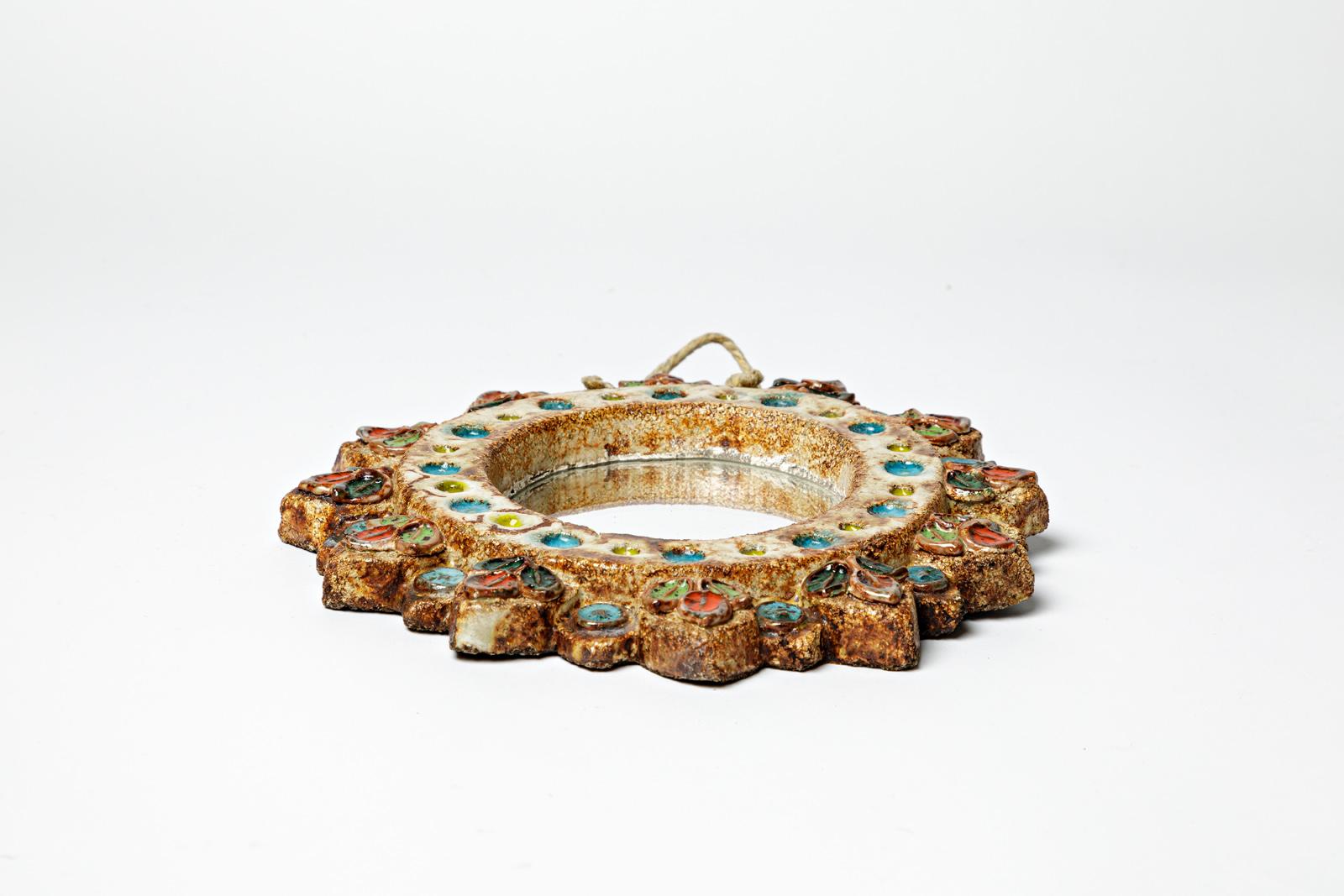 Vallauris

Miroir mural en céramique design du XXe siècle 

Condition originale parfaite.

Coloré avec des glaçures céramiques bleues, blanches et rouges.

Attribué aux Argonautes 

Hauteur 22cm
Grand 22cm