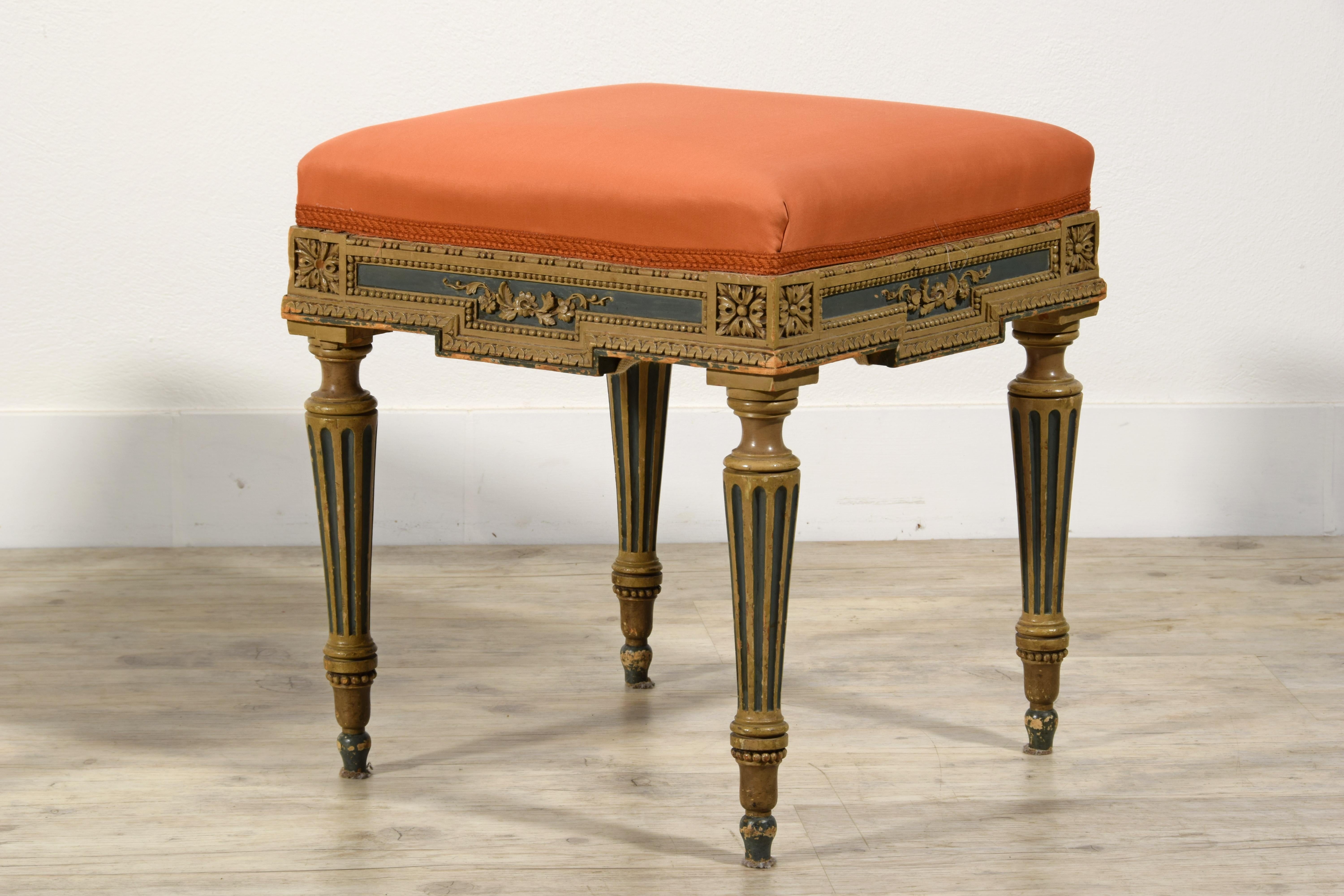 XXth Century, Pair of Italian Neoclassical Style Lacquered Wood Stools For Sale 11