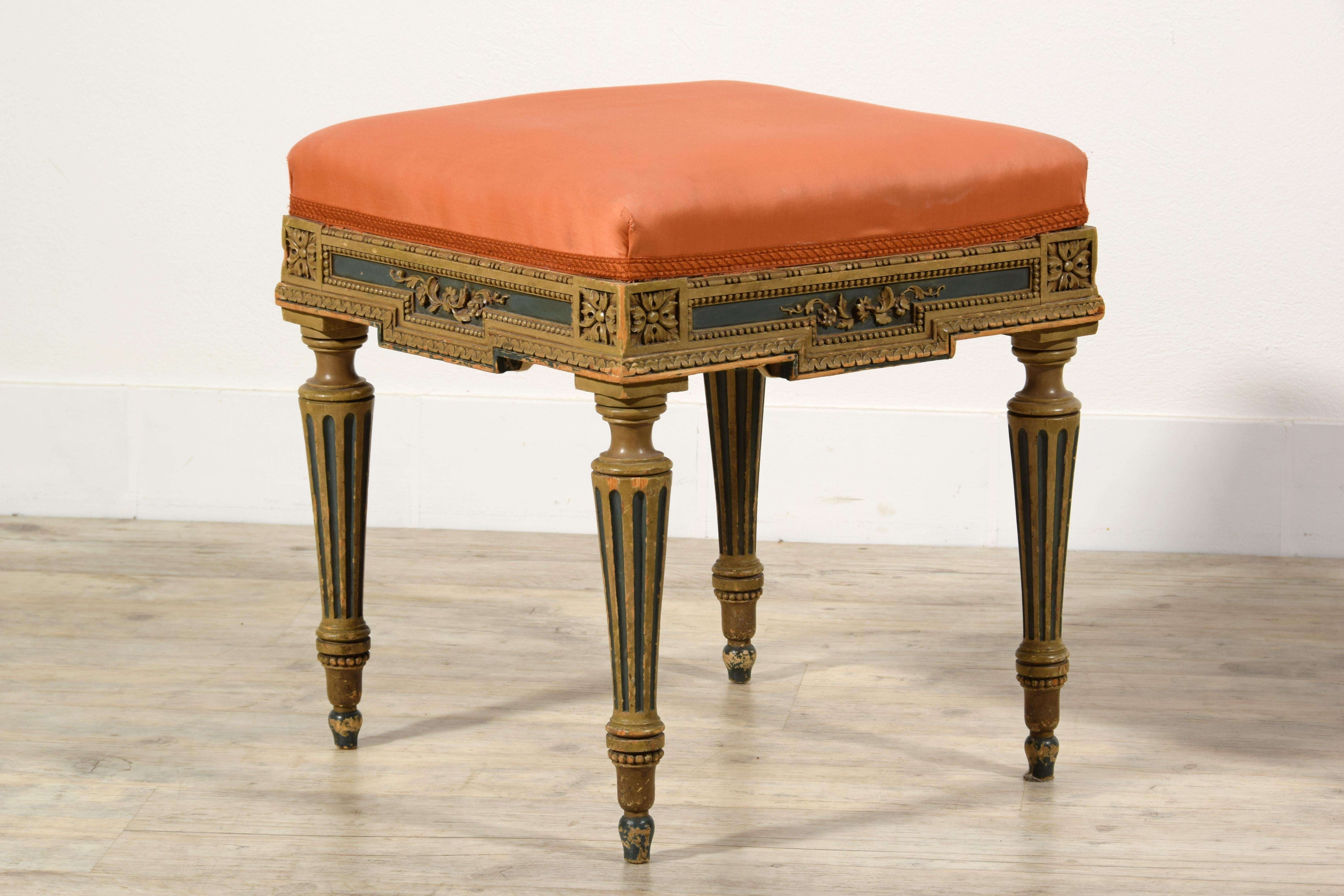 XXth Century, Pair of Italian Neoclassical Style Lacquered Wood Stools For Sale 12