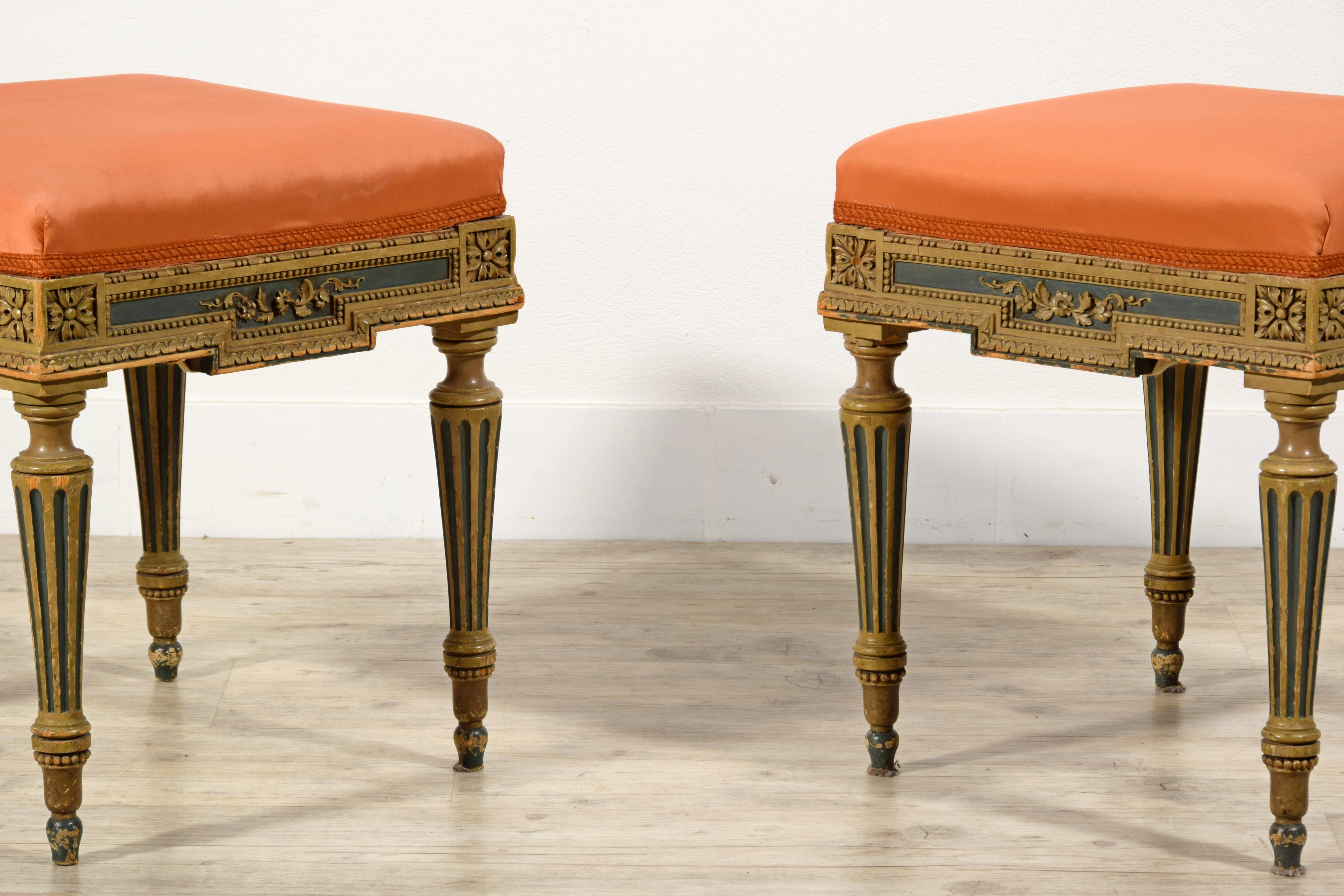 Paar italienische Hocker aus lackiertem Holz im neoklassischen Stil des XX. Jahrhunderts im Angebot 11