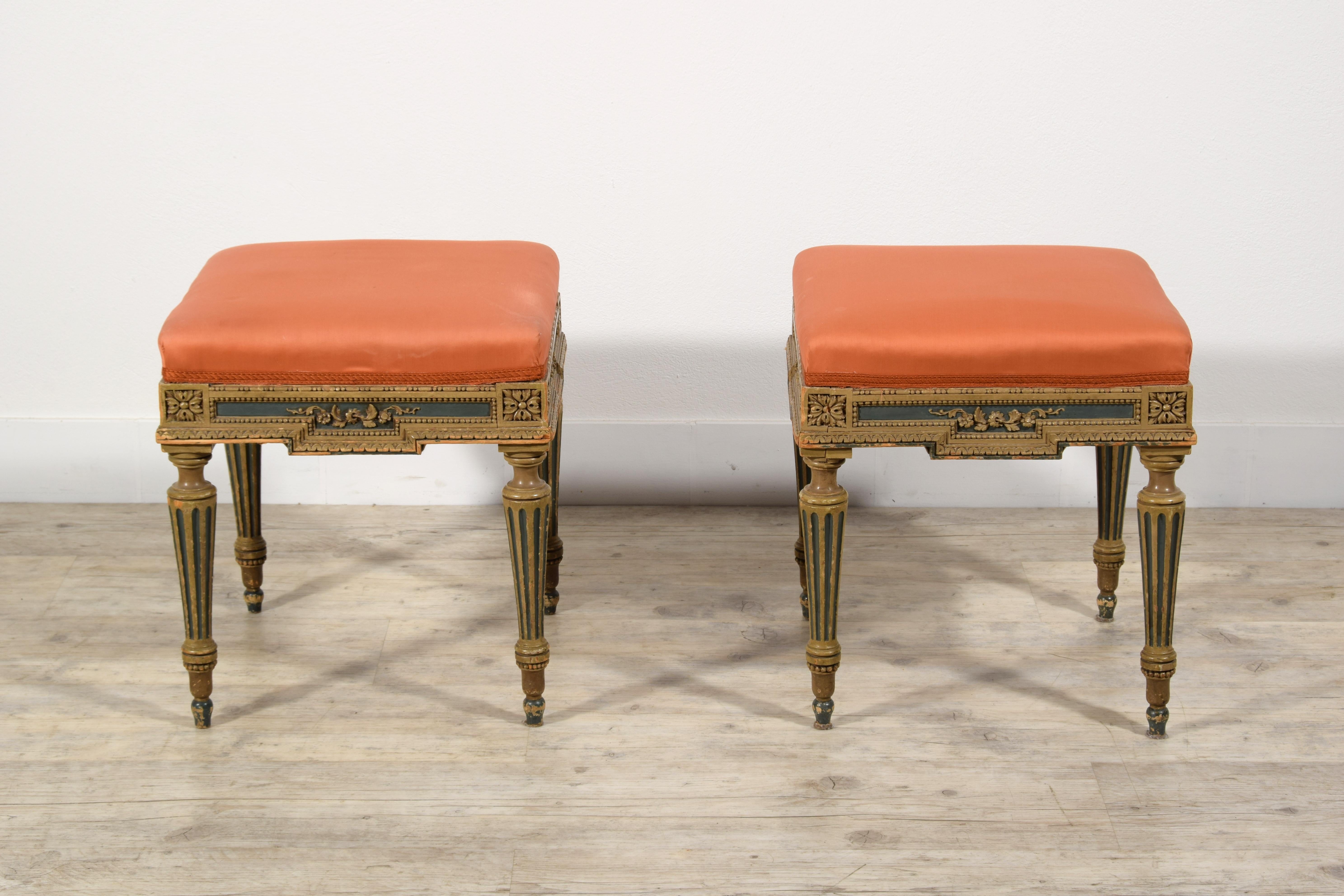 XXth Century, Pair of Italian Neoclassical Style Lacquered Wood Stools For Sale 3