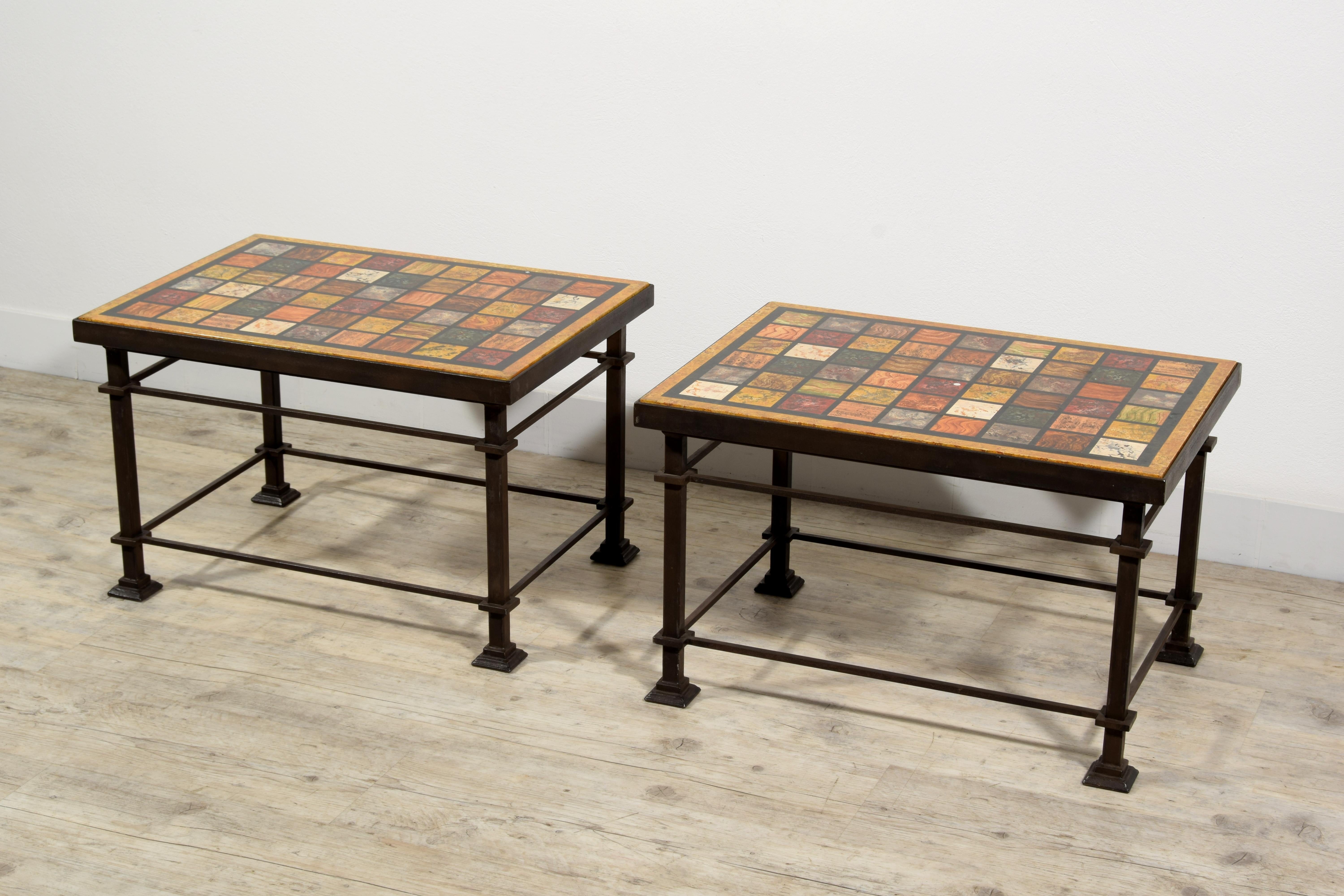 Renaissance Paire de tables basses romaines avec plateau en bois laqué du XXe siècle en vente