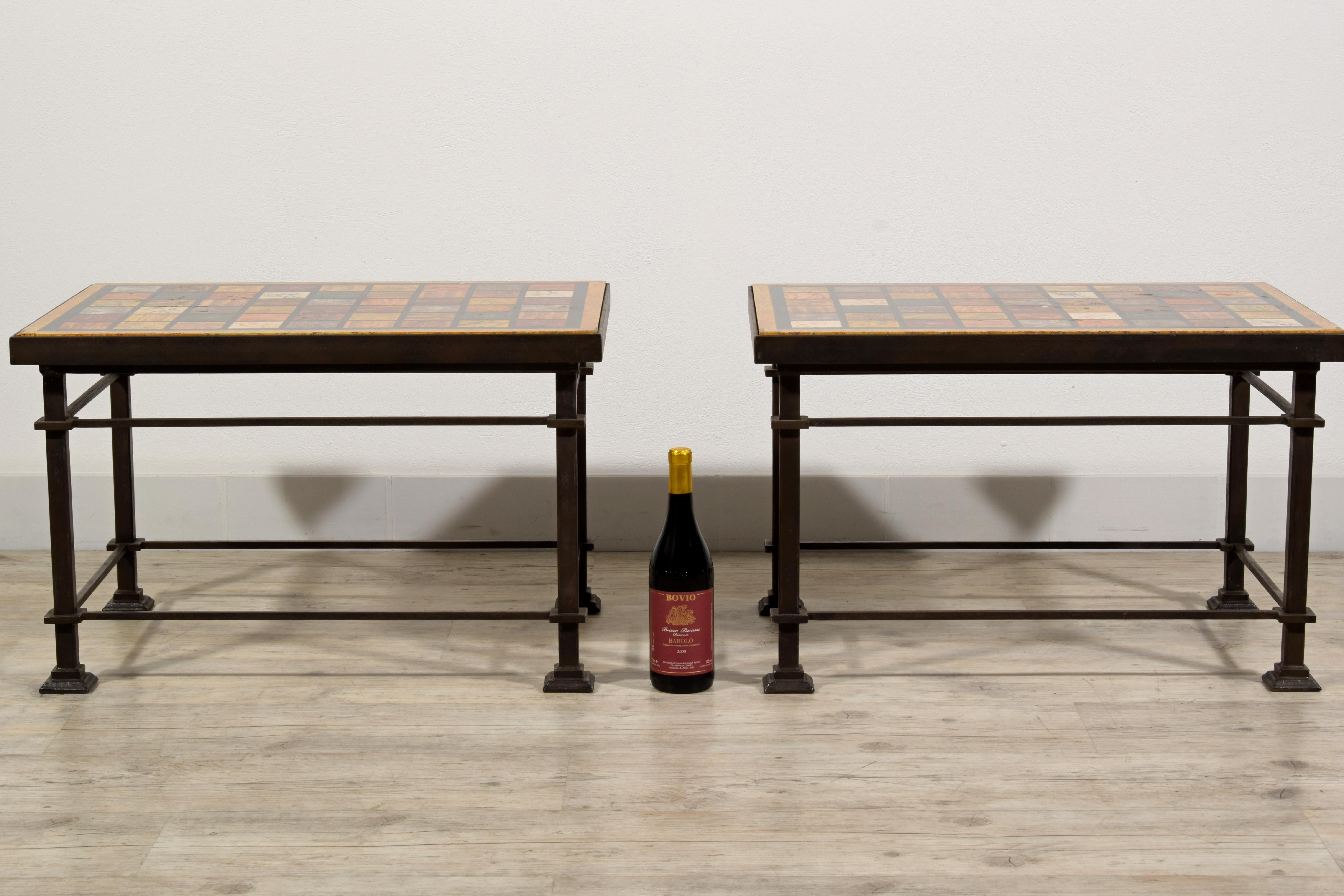 Milieu du XXe siècle Paire de tables basses romaines avec plateau en bois laqué du XXe siècle en vente