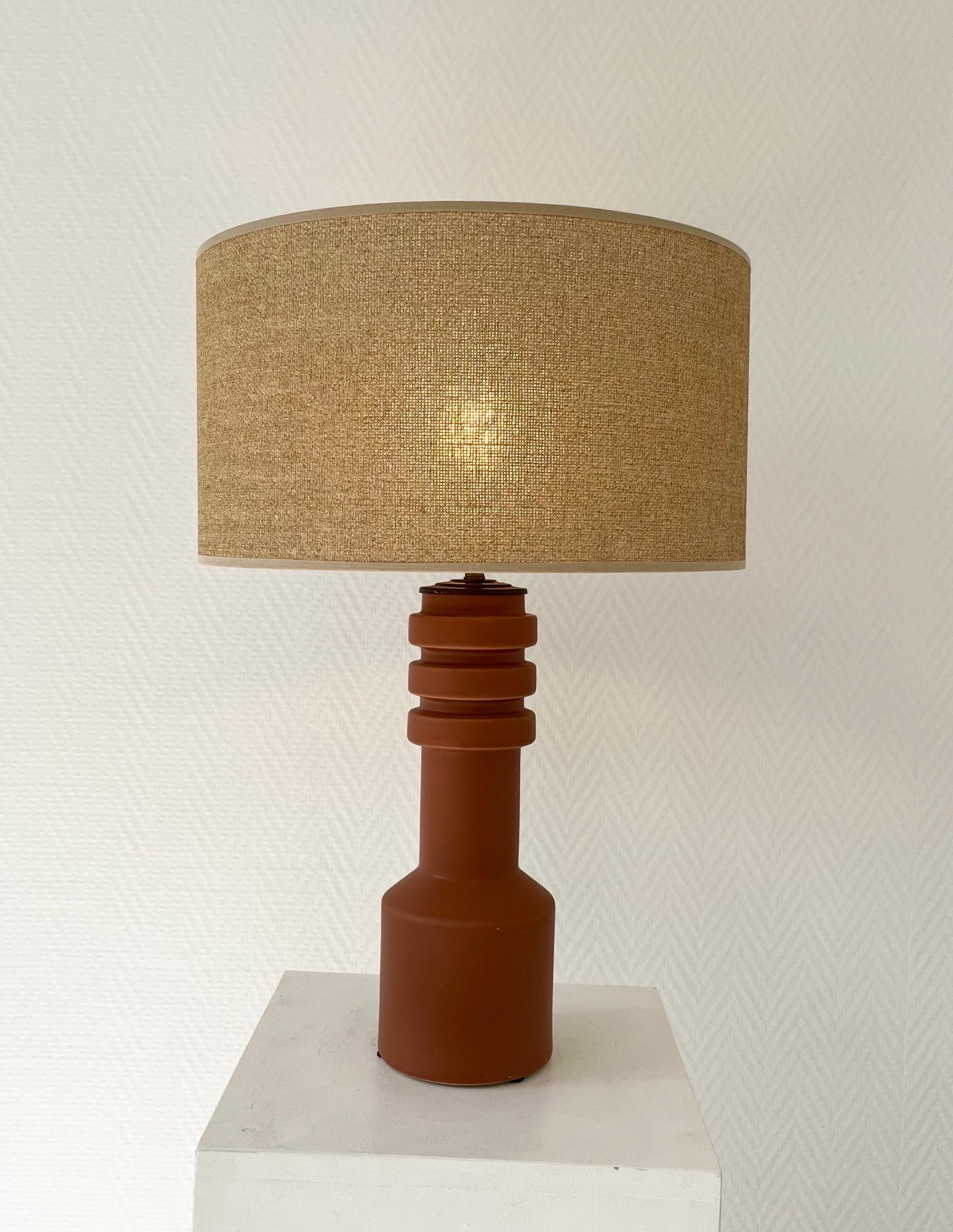Lampe de table en céramique émaillée dans le style de la terre cuite, France vers les années 1990.
L'abat-jour n'est pas inclus.