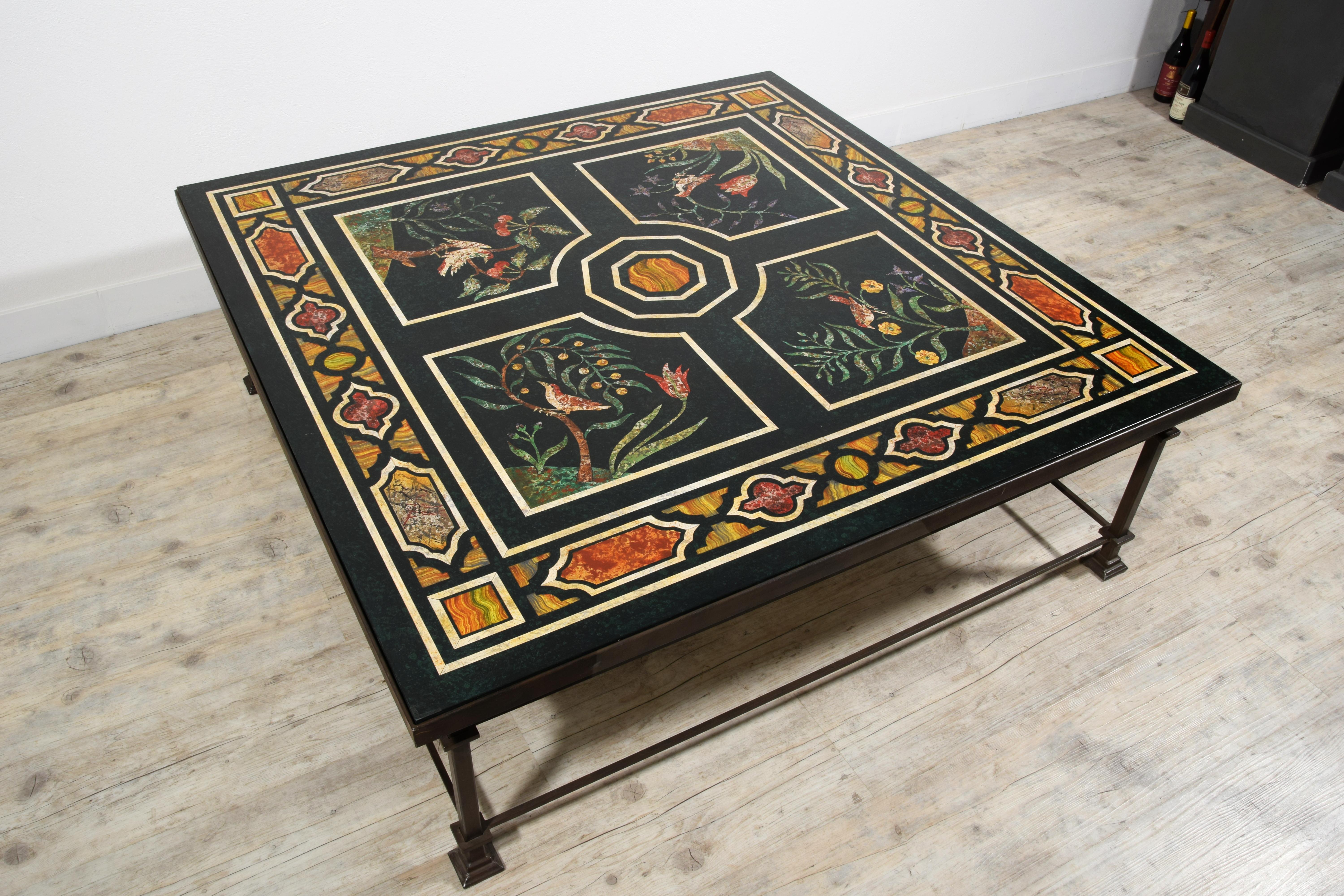 Laqué  Grande table basse carrée toscanne du XXe siècle avec bois laqué  en vente