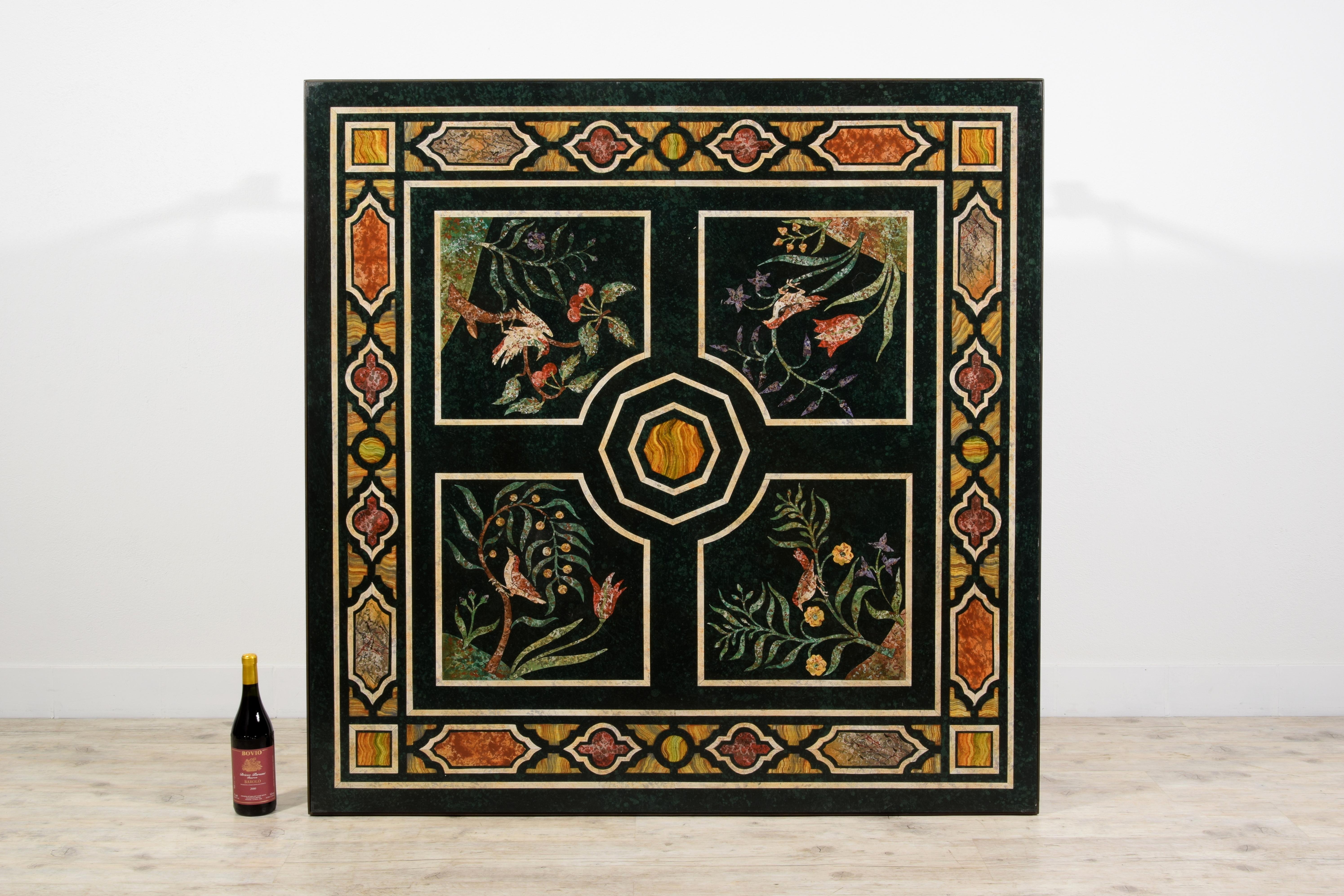 Großer toskanischer quadratischer Couchtisch aus dem XX. Jahrhundert mit lackiertem Holz  (Mitte des 20. Jahrhunderts) im Angebot