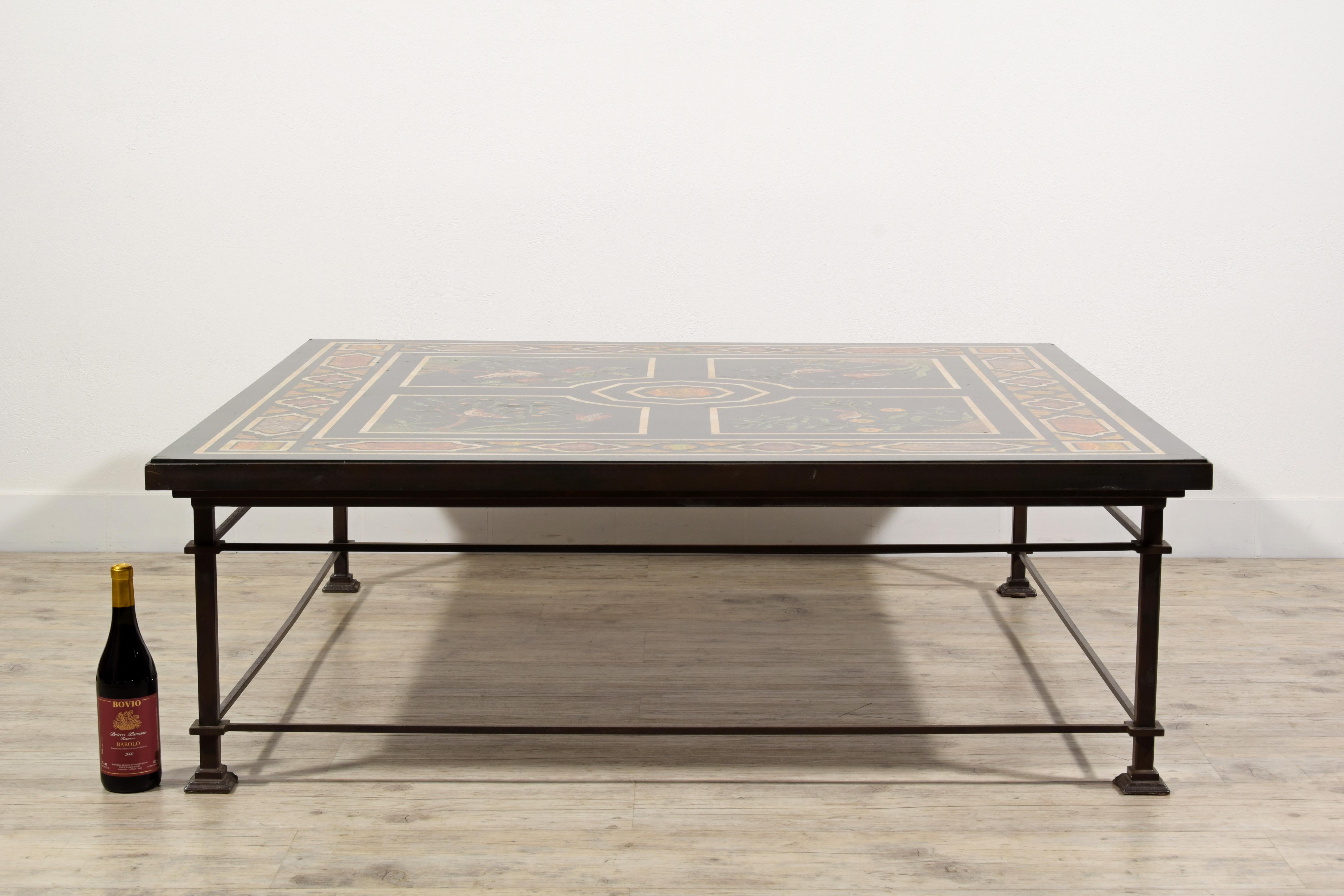  Grande table basse carrée toscanne du XXe siècle avec bois laqué  en vente 2