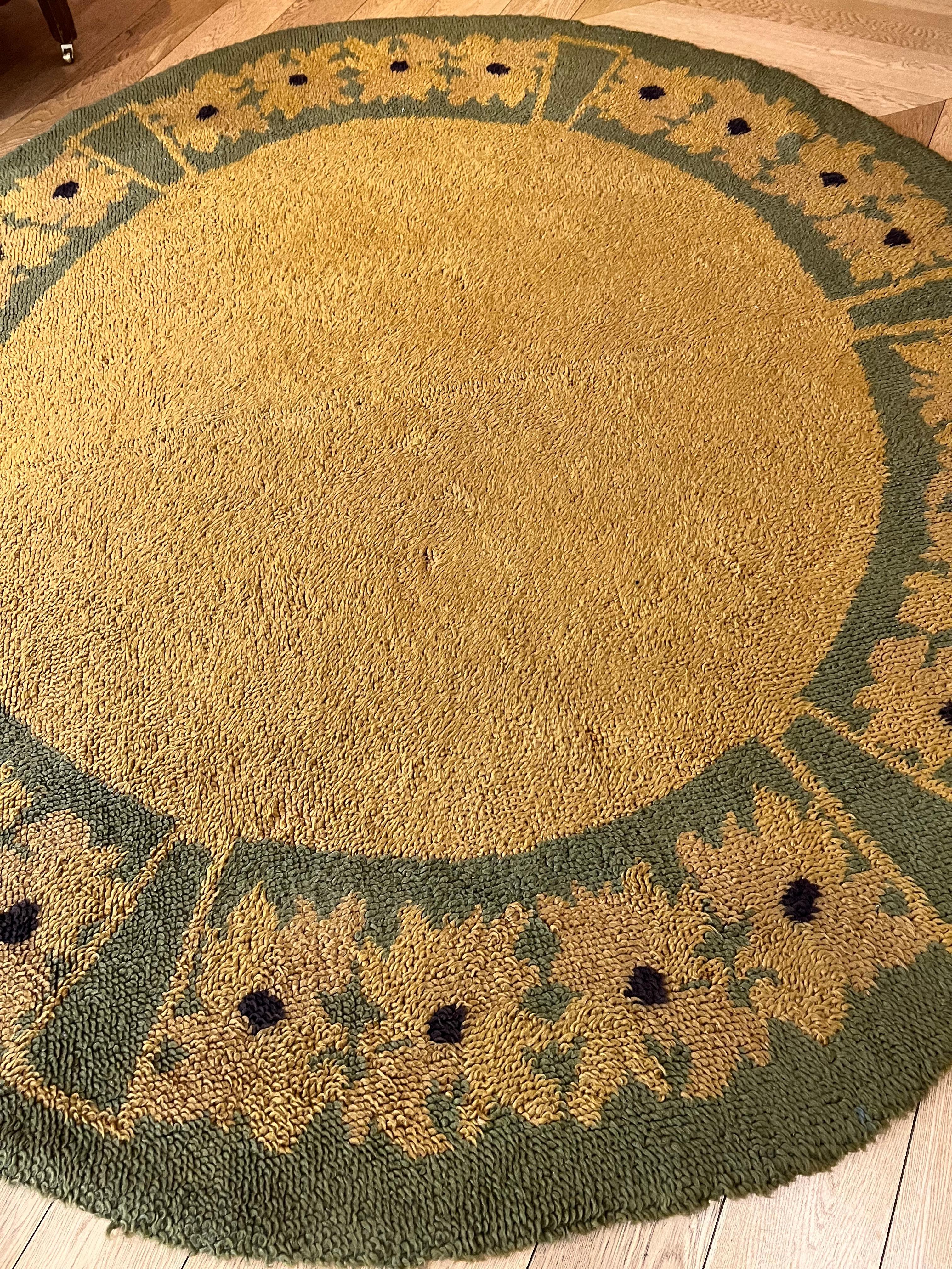 Handgefertigter Teppich, hergestellt in Nordeuropa. Der Teppich ist aus der Verbindung von zwei Teilen entstanden, die offensichtlich mit einem hausgemachten Rahmen geknüpft wurden, der zu klein war, um Teppiche dieser Größe herzustellen. 
Die Wolle