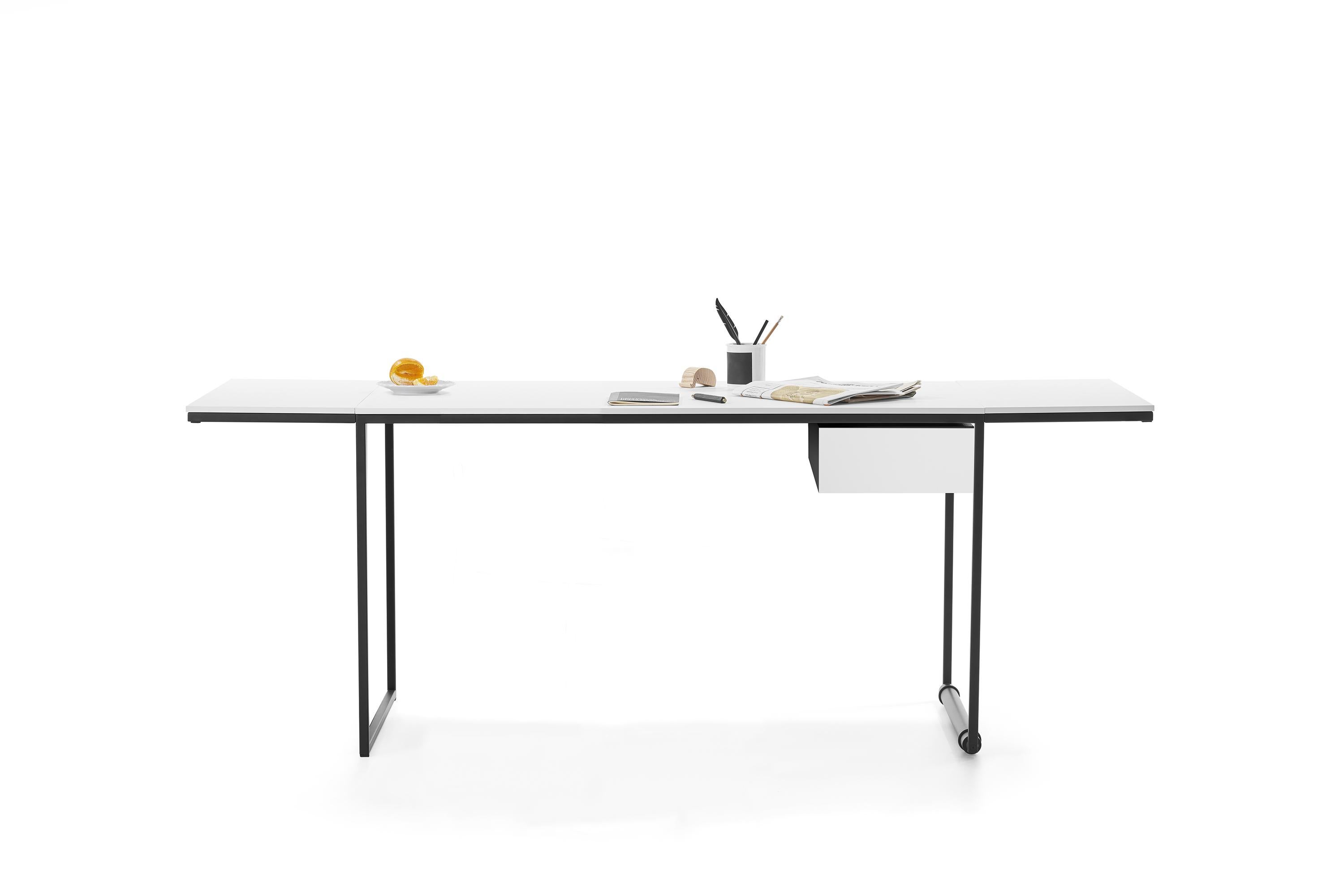 A table or a desk? Support surface, workstation, study desk, leisure space, a space for sharing: Macis is the unique and versatile solution for the multiple demands of daily living.

We live in a world of liquid, increasingly blurred borders.
