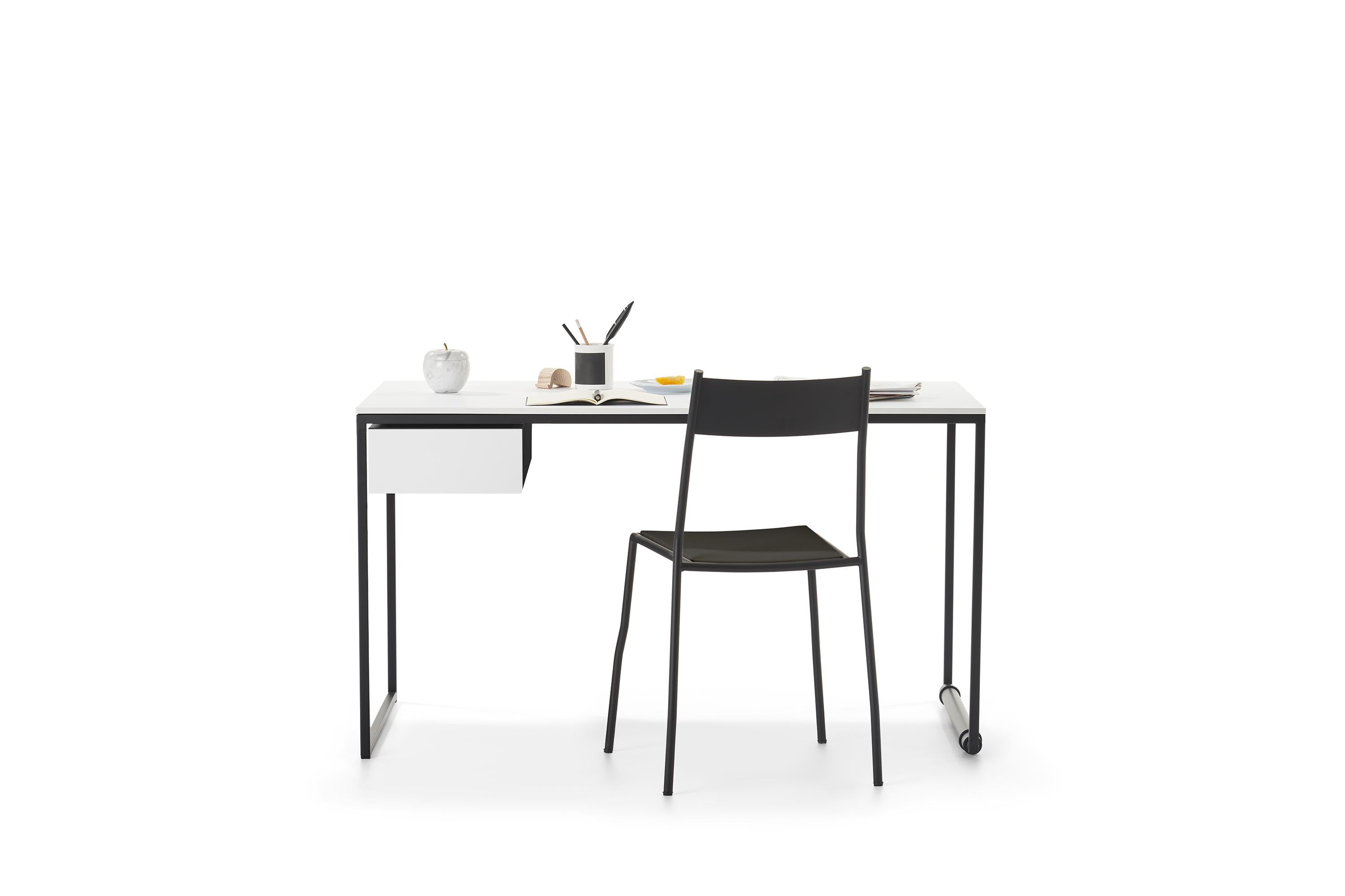 Moderne Table basse extensible XXX en noir mat avec panneau en liège et tiroir par Lapo en vente