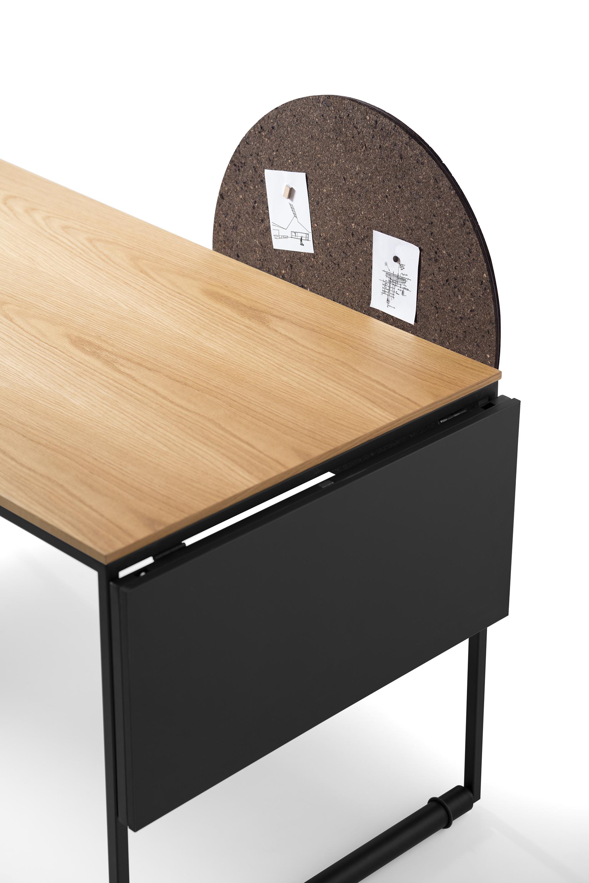 XXIe siècle et contemporain Table basse extensible XXX en noir mat avec panneau en liège et tiroir par Lapo en vente