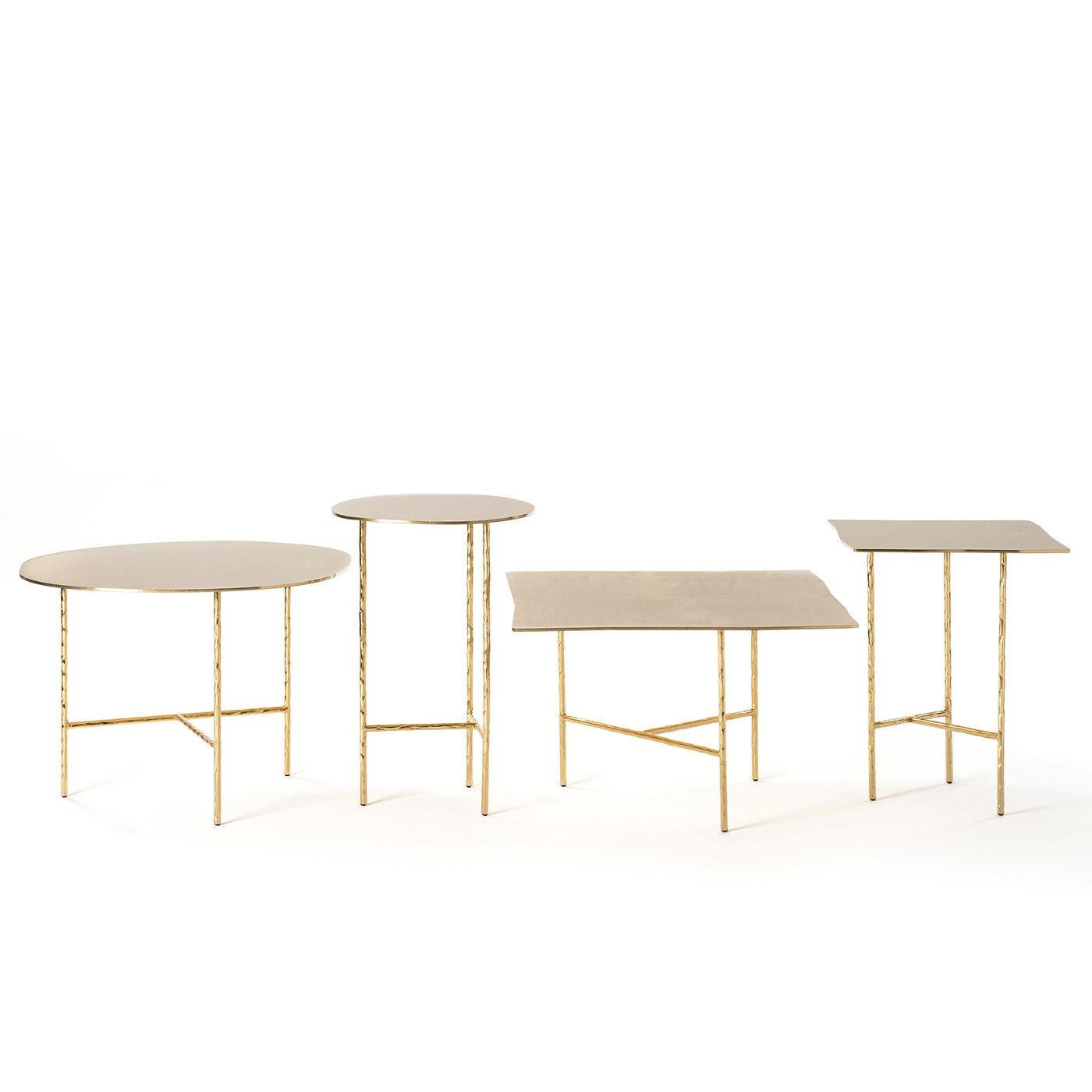 La qualità unica di questo design sta tutta nei dettagli. Disegnato da Lapo Ciatti, questo tavolino è caratterizzato da un contrasto visivo e testuale che gli conferisce una qualità estetica accattivante. Interamente rifinito con una placcatura in