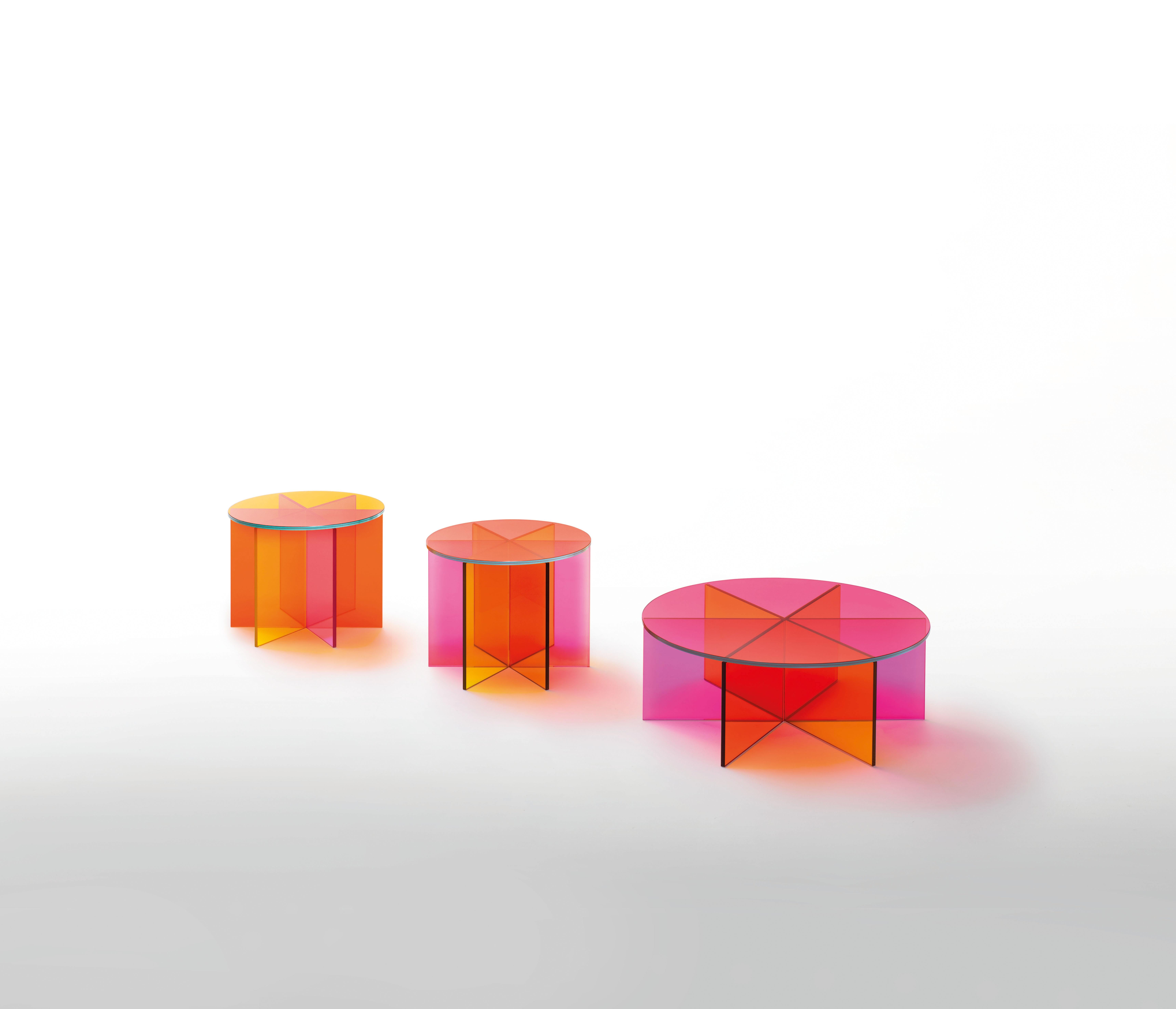 Der niedrige XXX-Tisch ist hier in transparentem rosa, orangefarbenem und gelbem Glas und in der großen Ausführung der beiden Tische abgebildet. Niedriger Tisch aus transparentem rosa, orangefarbenem und gelbem Glas. Der Sockel wird durch das