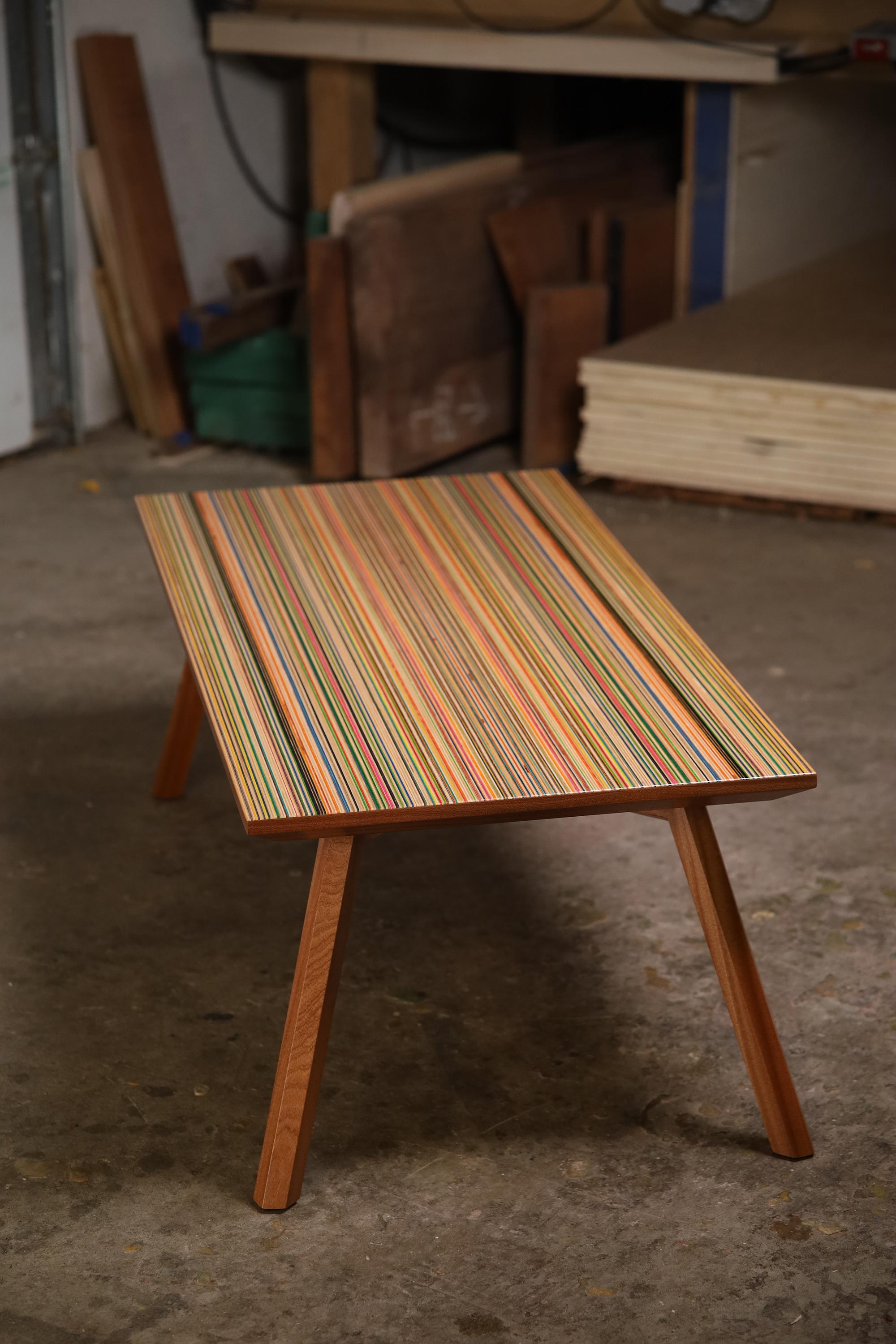 'XY' Coffee Table In New Condition For Sale In Calgary, CA