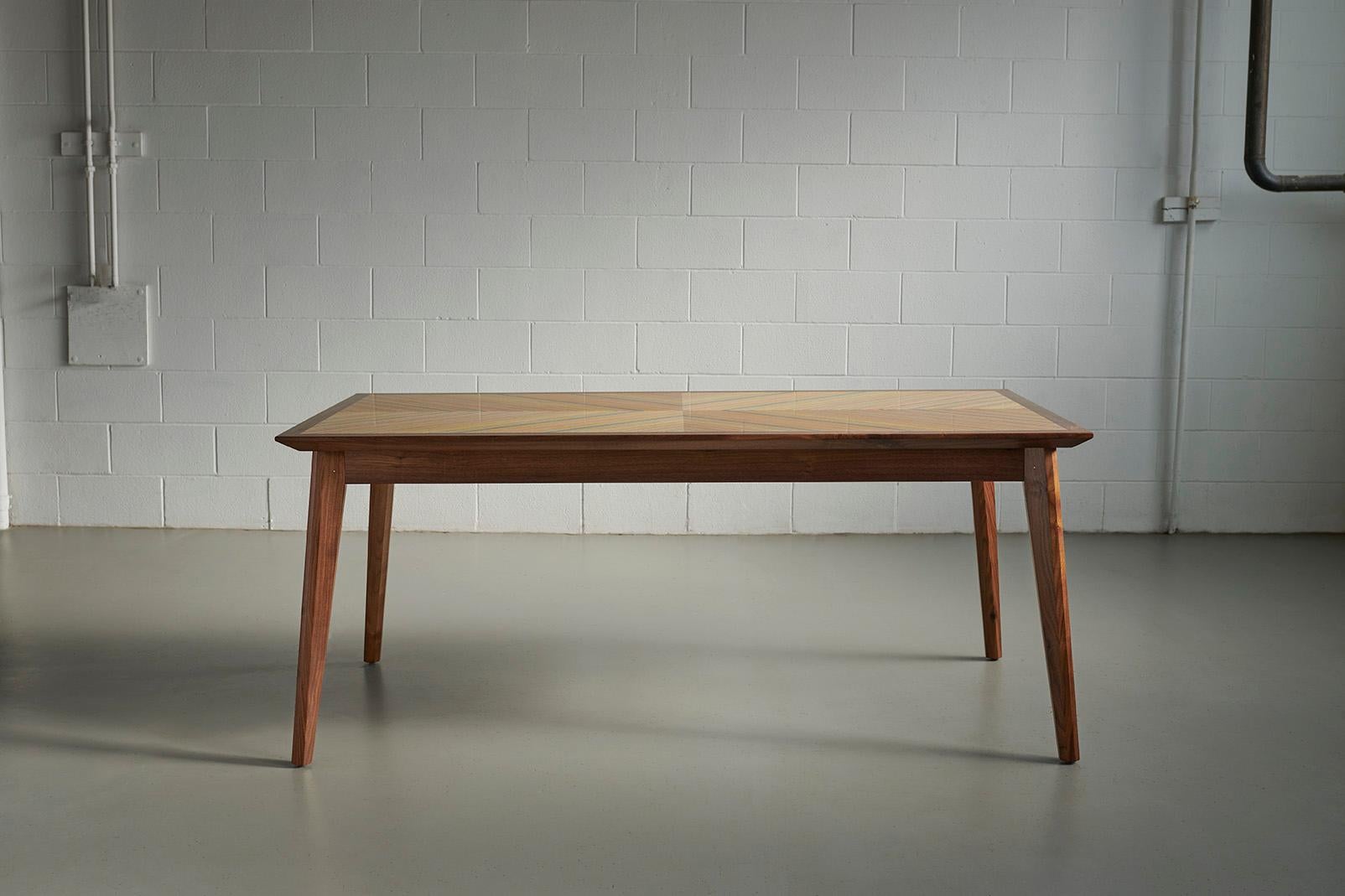 Table de salle à manger 'XY Neuf - En vente à Calgary, CA