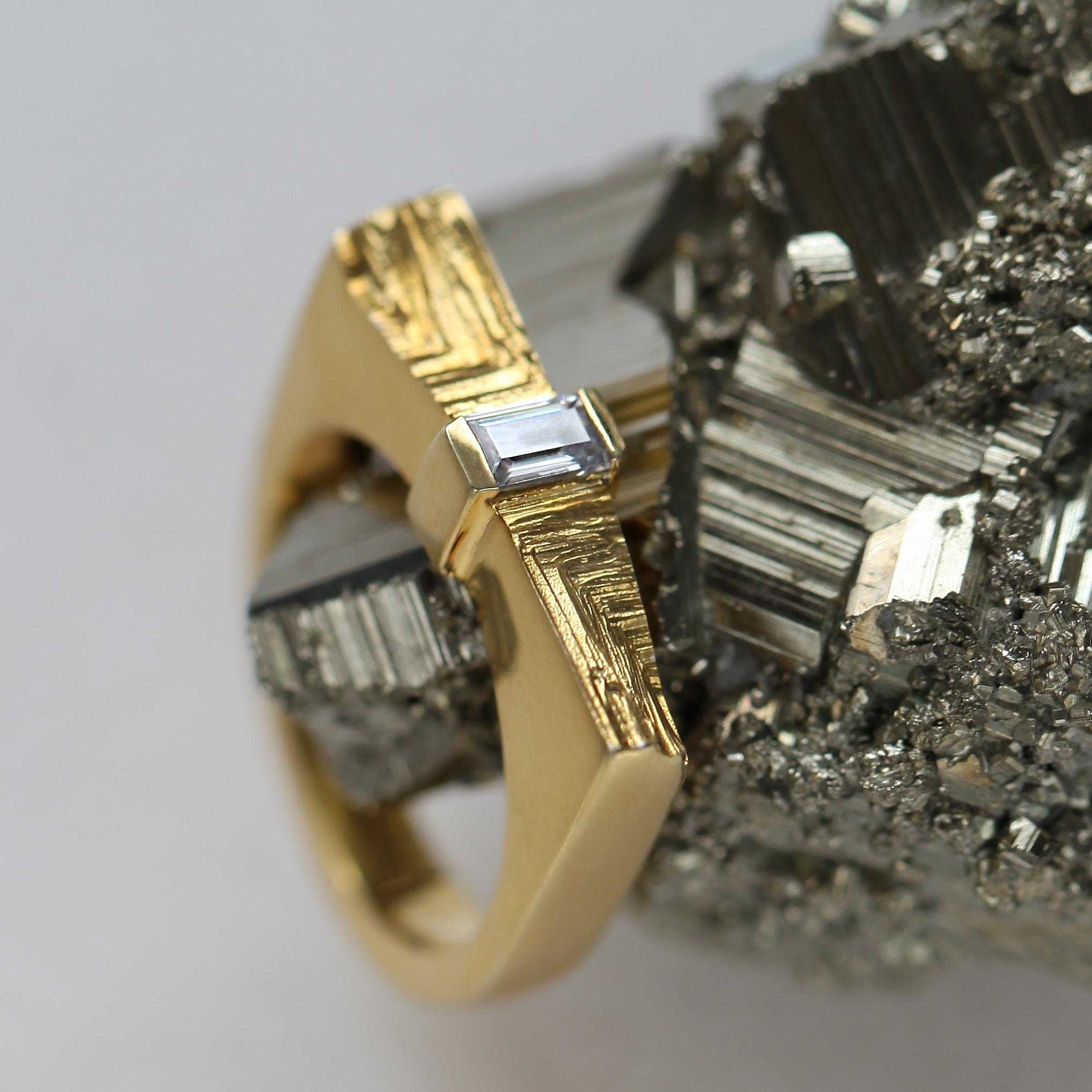 Modernista Anello statement in oro giallo con diamante baguette da 0,3 carati - AGATA KARWOWSKA in vendita