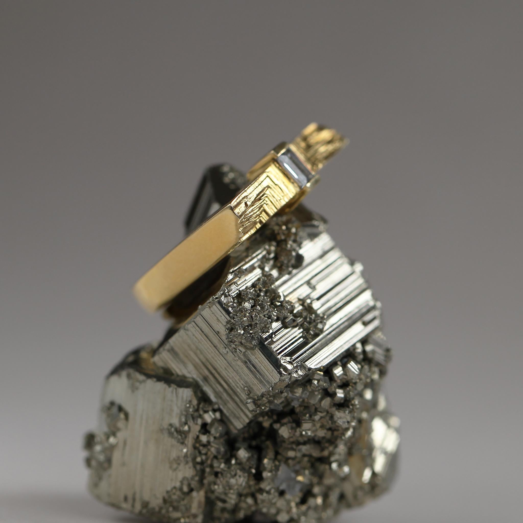 Taglio baguette Anello statement in oro giallo con diamante baguette da 0,3 carati - AGATA KARWOWSKA in vendita