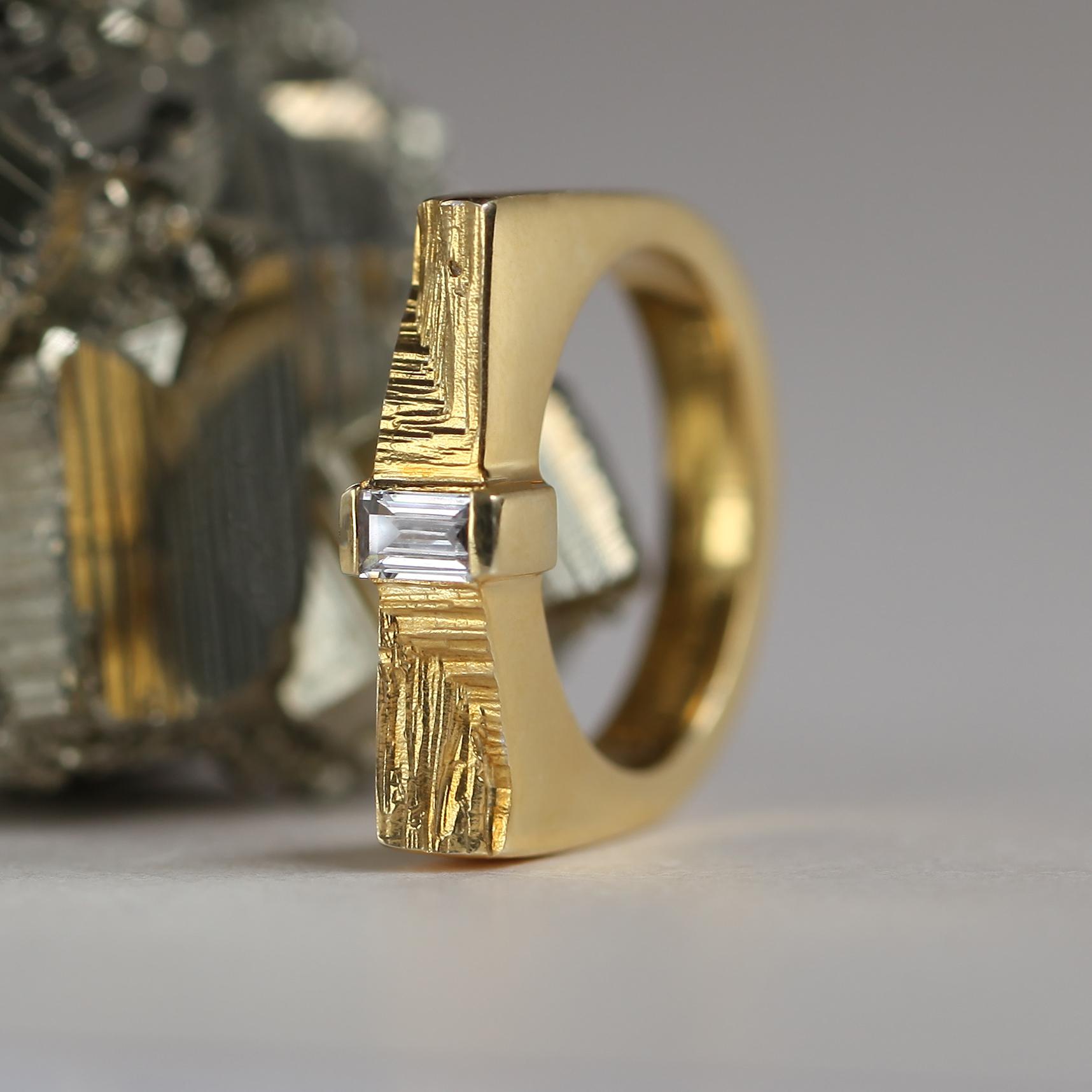 Anello statement in oro giallo con diamante baguette da 0,3 carati - AGATA KARWOWSKA In condizioni Nuovo in vendita a Chinnor, South Oxfordshire