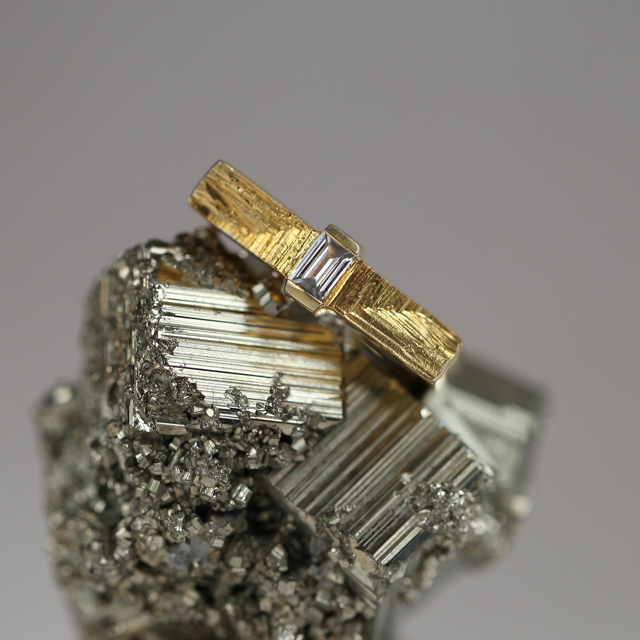 da uomo o donna Anello statement in oro giallo con diamante baguette da 0,3 carati - AGATA KARWOWSKA in vendita