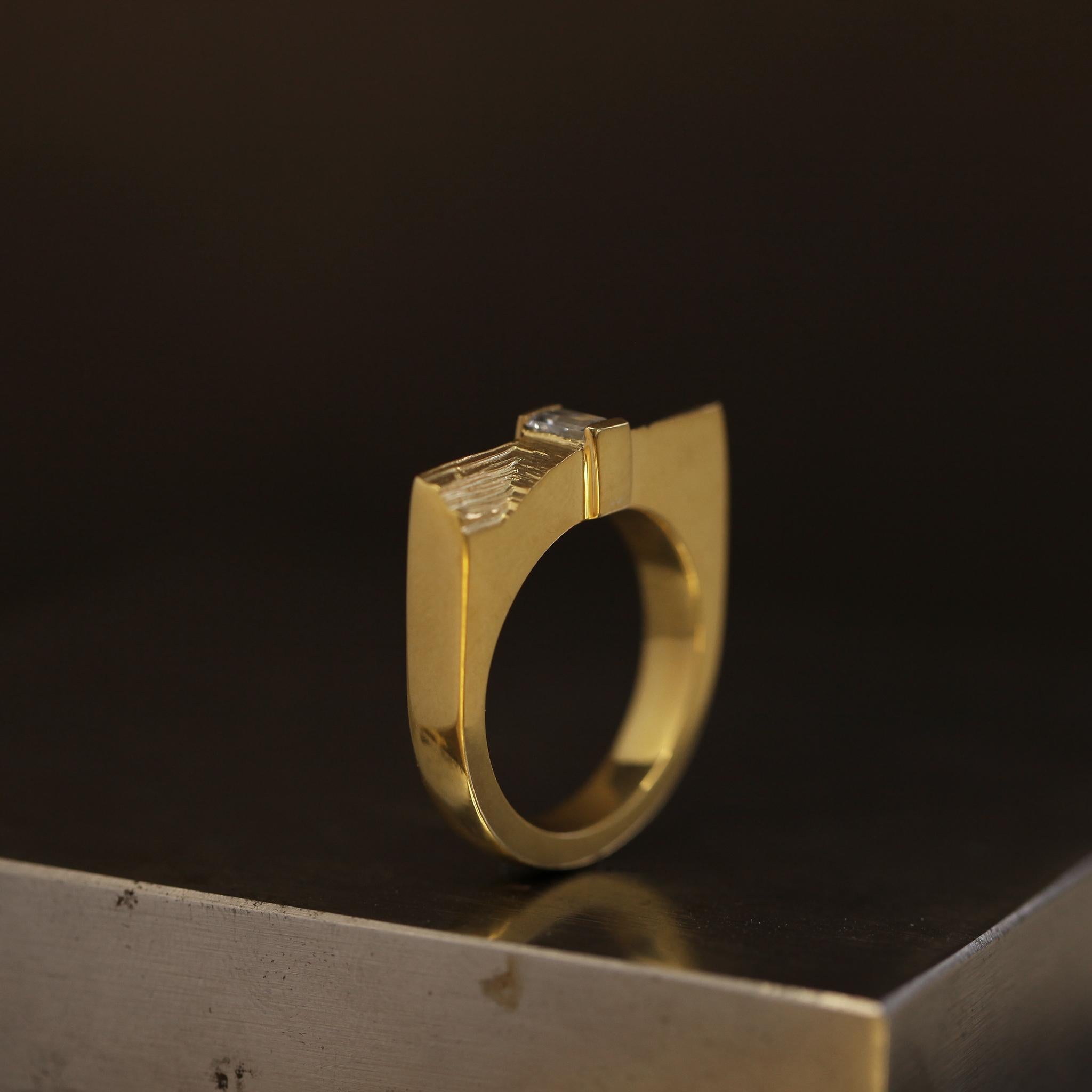 Anello statement in oro giallo con diamante baguette da 0,3 carati - AGATA KARWOWSKA in vendita 1